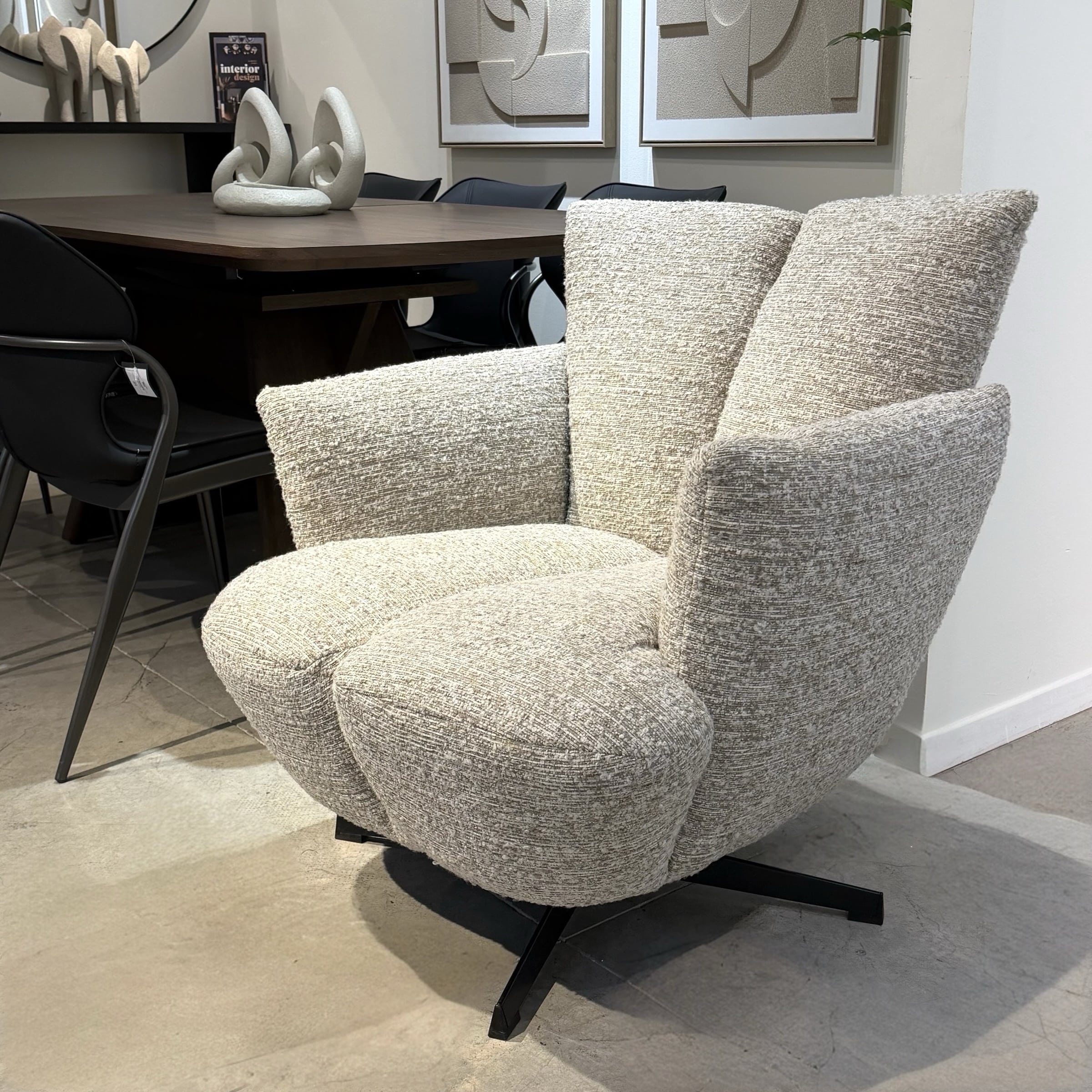 כורסא מעוצבת מסתובבת מילאן אריג בז אפור דגם לוסי