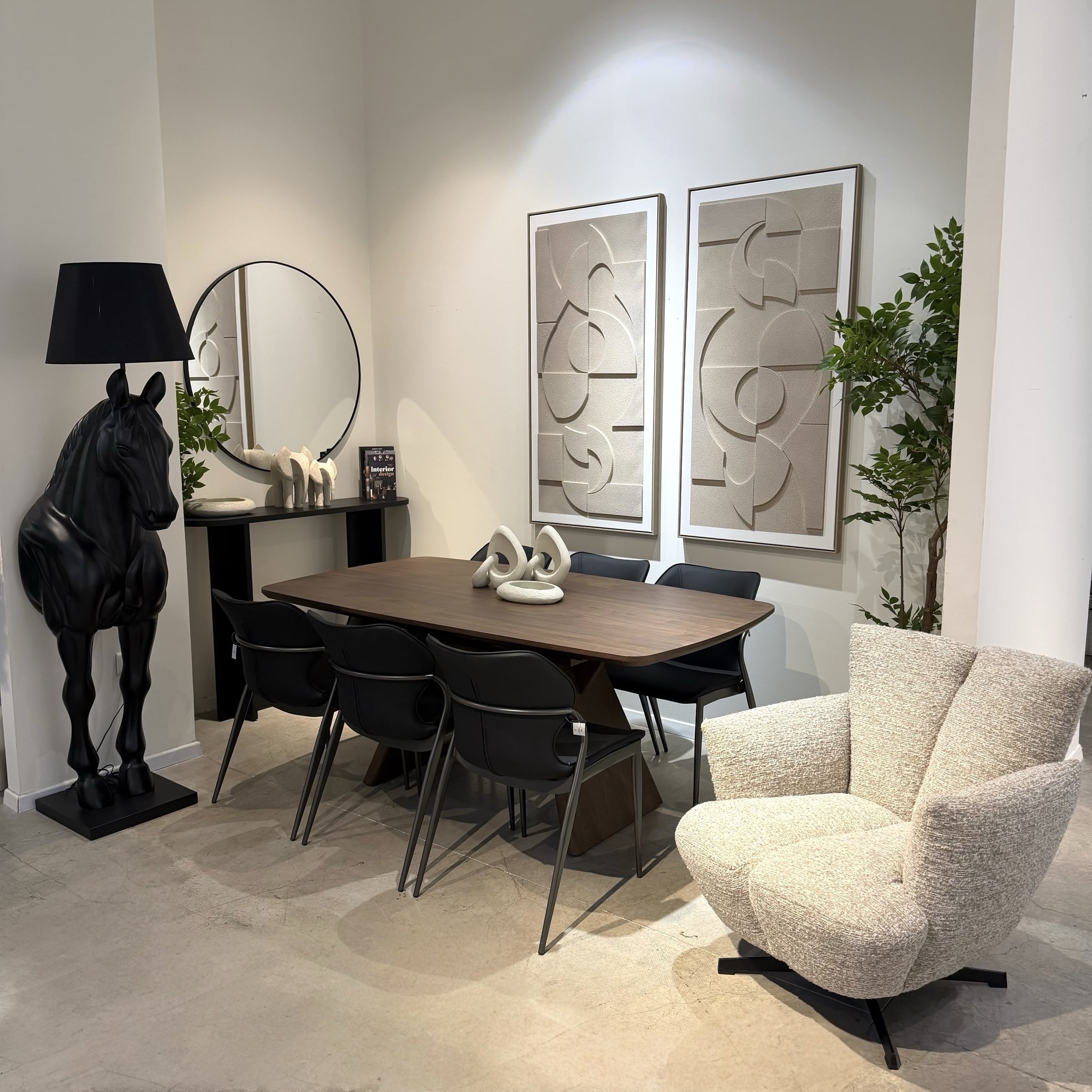 שולחן אוכל יוקרתי בילי נפתח גוון אגוז דגם לוסי