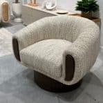 כורסא יוקרתית סירקו אריג בז משולב שמנת רגל אגוז דגם כאסו ייבוא קאדו הום- קולקציה חדשה!