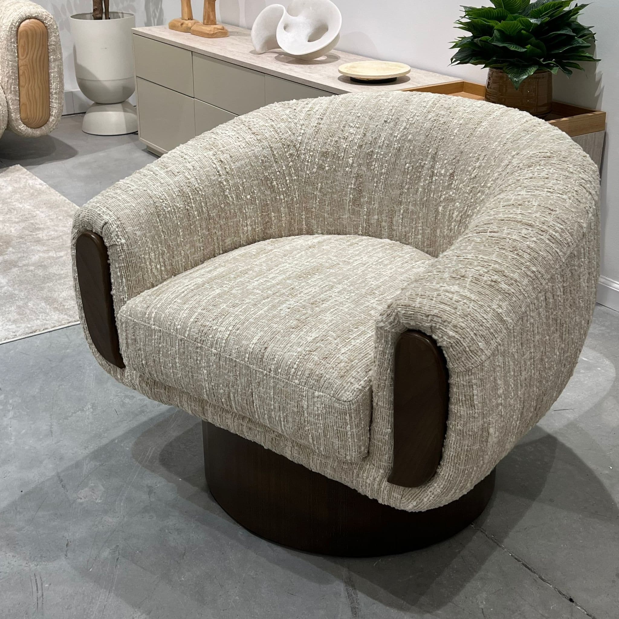 כורסא יוקרתית סירקו אריג בז משולב שמנת רגל אגוז דגם כאסו ייבוא קאדו הום- קולקציה חדשה! כורסא יוקרתית סירקו אריג בז משולב שמנת רגל אגוז דגם כאסו ייבוא קאדו הום- קולקציה חדשה!