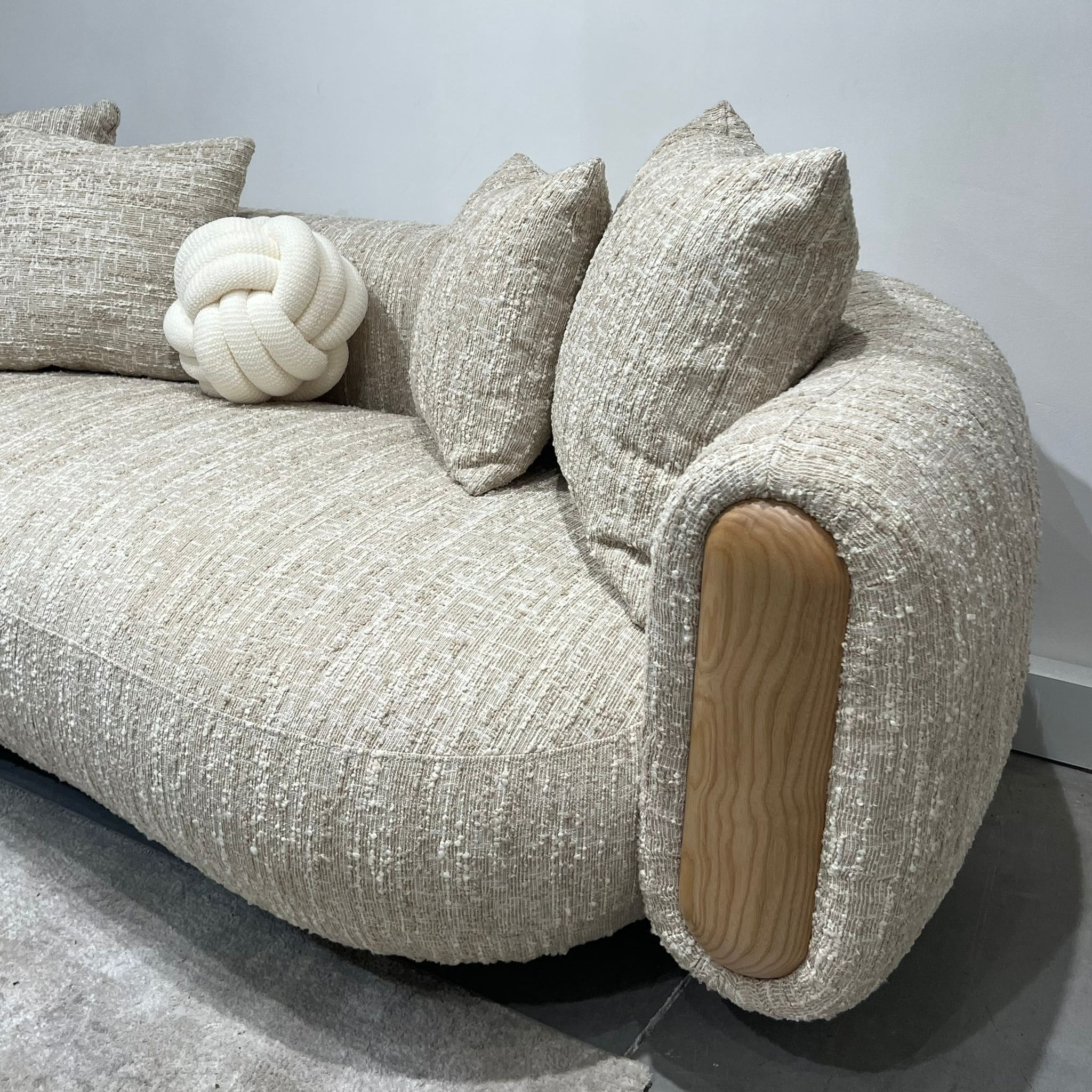 ספה יוקרתית סירוקו אריג בז משולב שמנת רגל אלון דגם כאסו ייבוא קאדו הום- קולקציה חדשה!