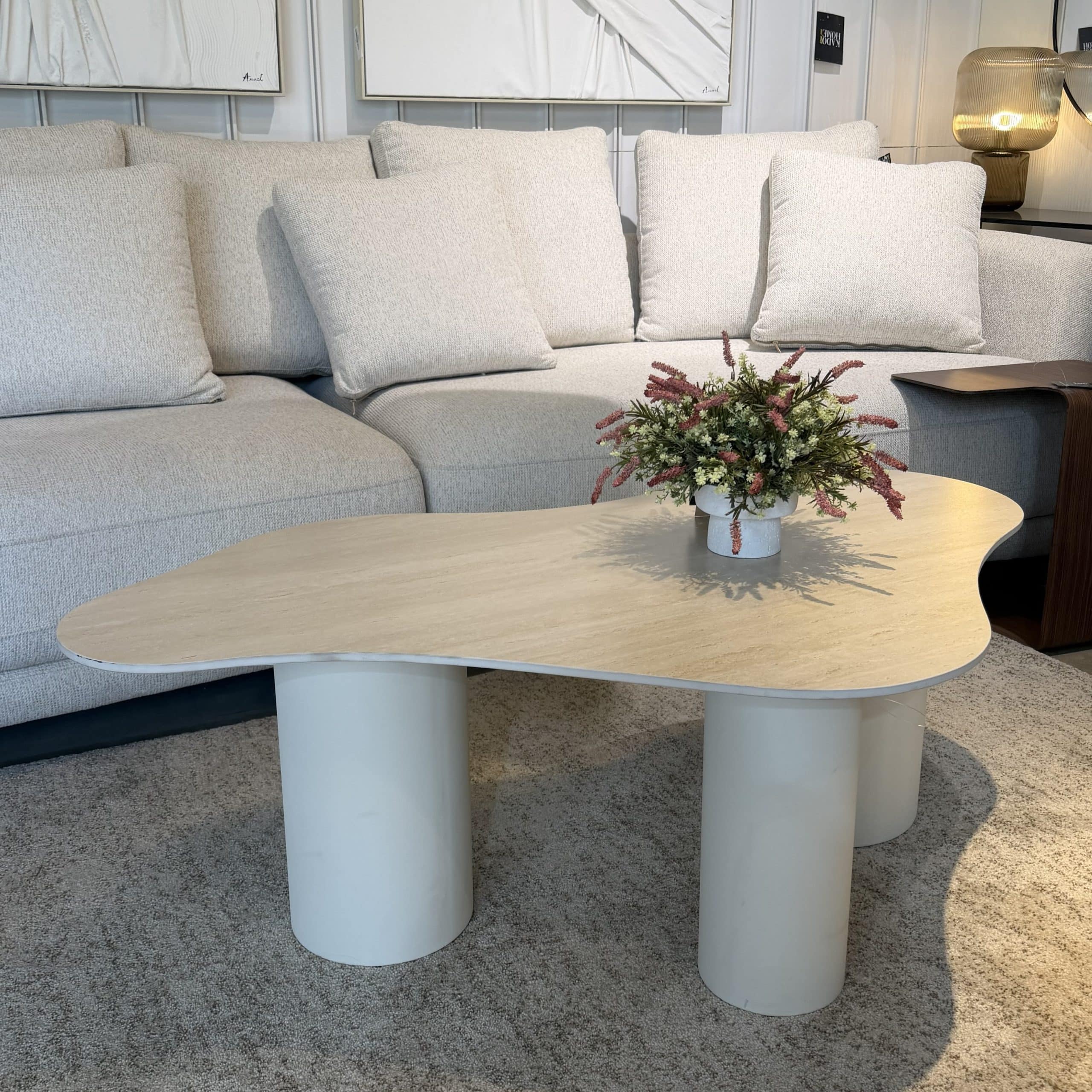 שולחן סלון יוקרתי טרוורטין אמורפי רגל שמנת דגם סופיטל