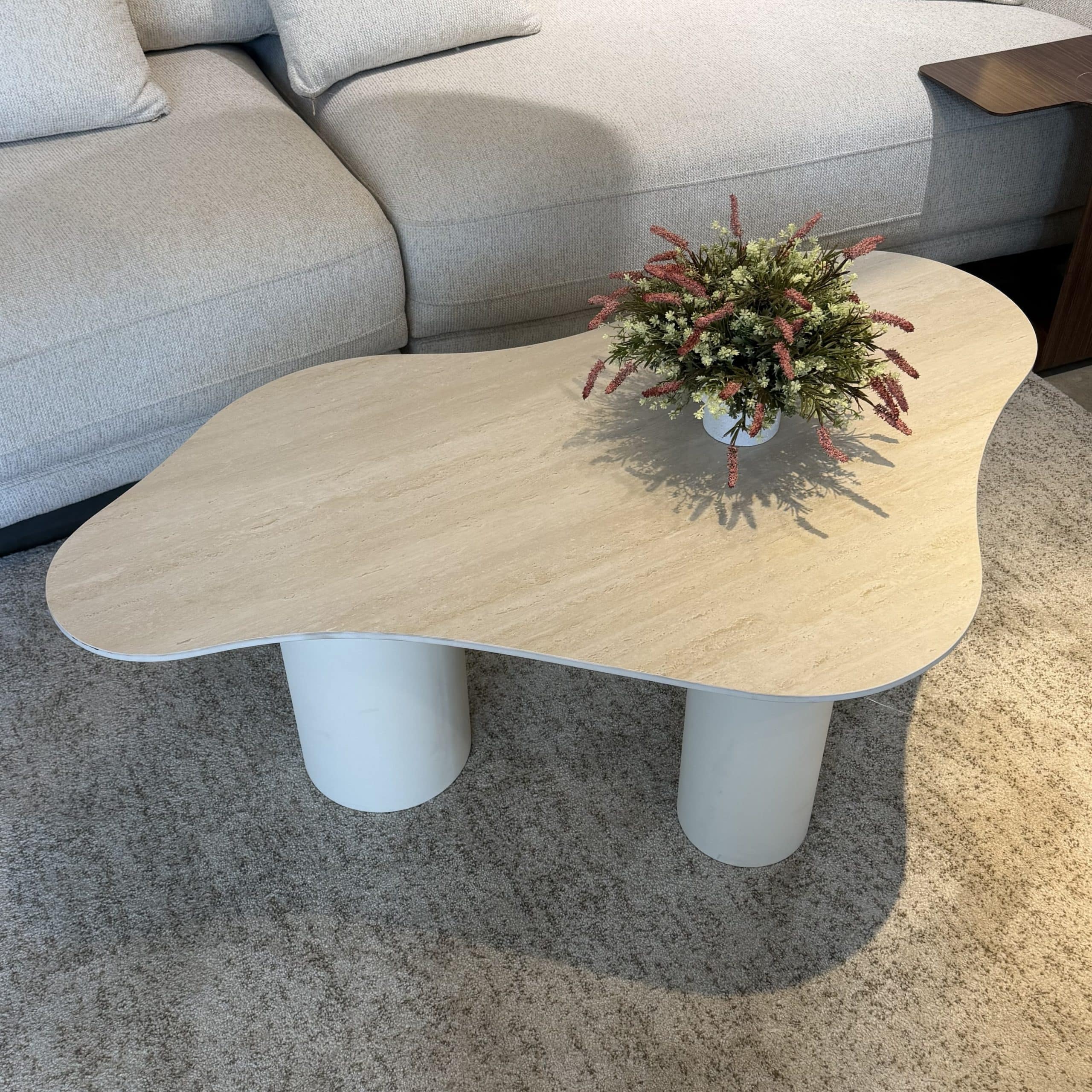 שולחן סלון יוקרתי טרוורטין אמורפי רגל שמנת דגם סופיטל