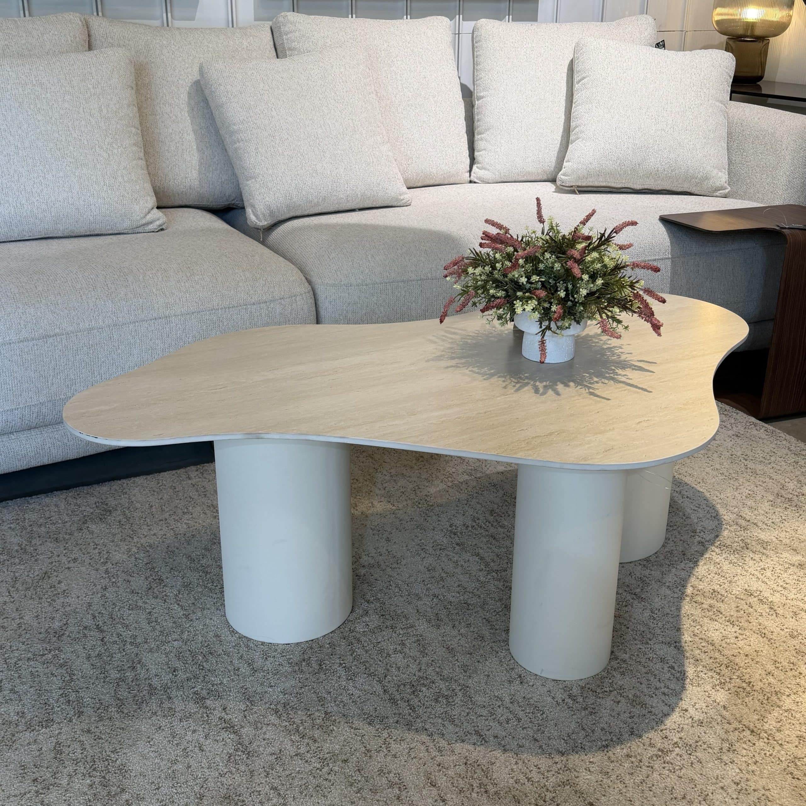 שולחן סלון יוקרתי טרוורטין אמורפי רגל שמנת דגם סופיטל