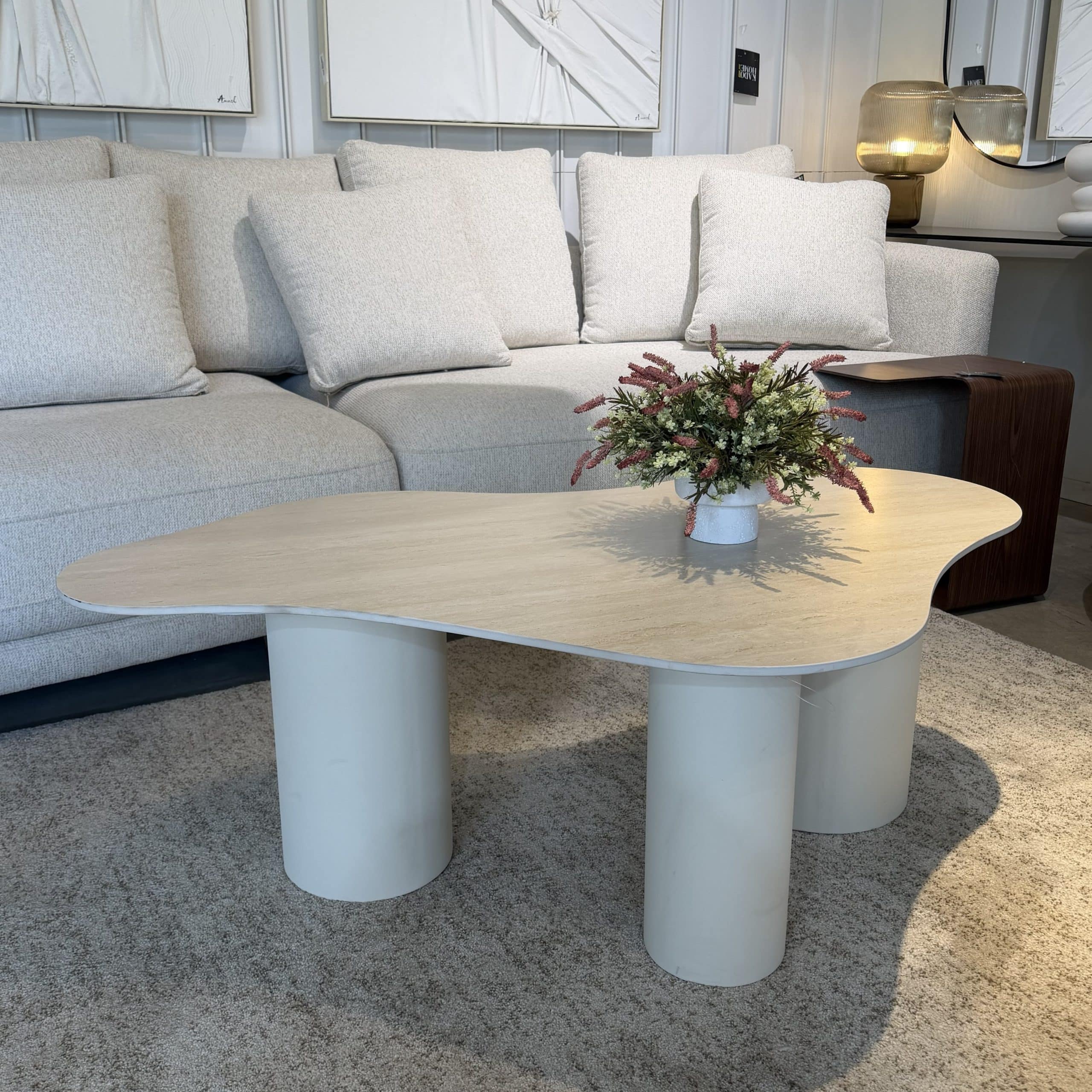 שולחן סלון יוקרתי טרוורטין אמורפי רגל שמנת דגם סופיטל