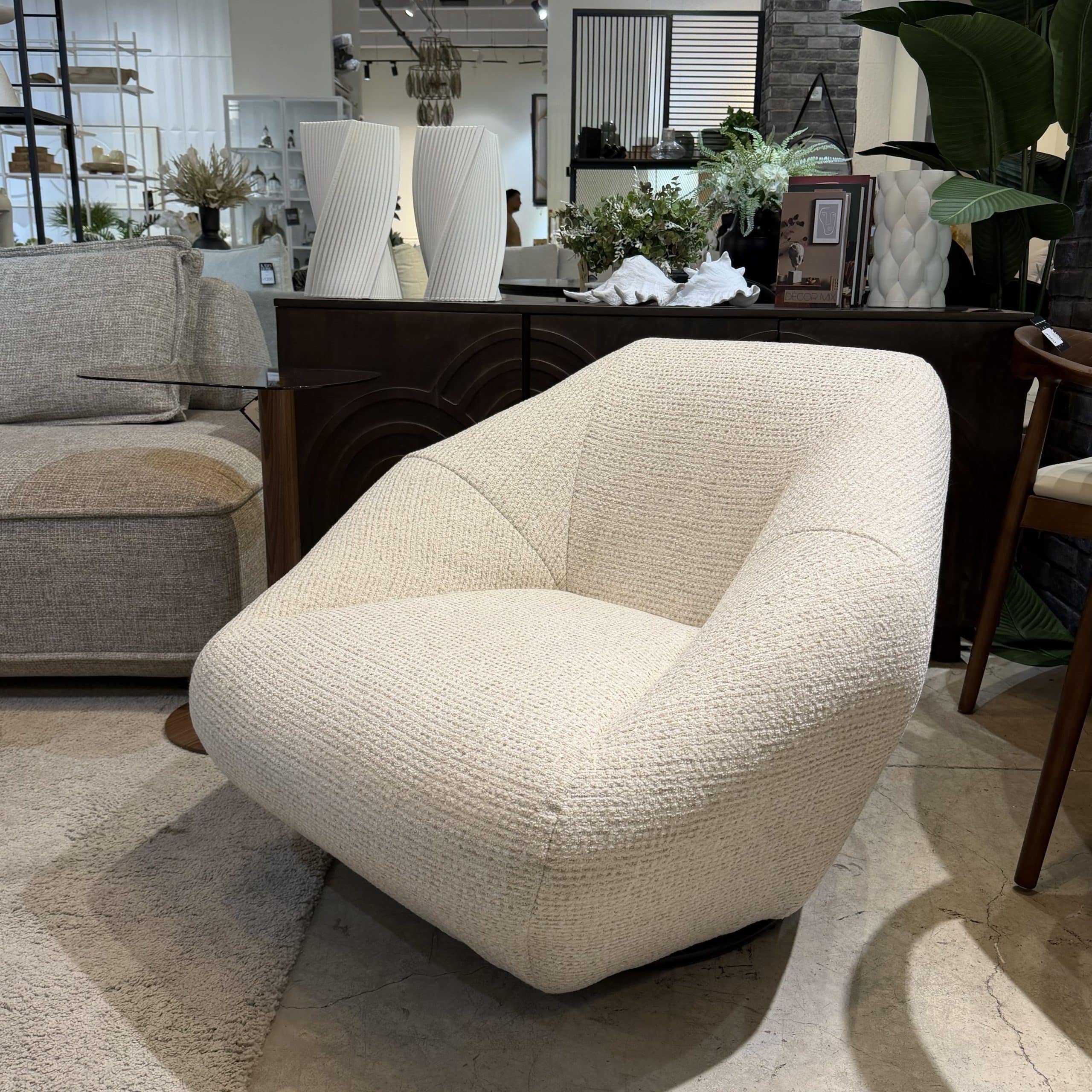 כורסא מעוצבת מסתובבת סילנסיו אריג שמנת דגם לוסי