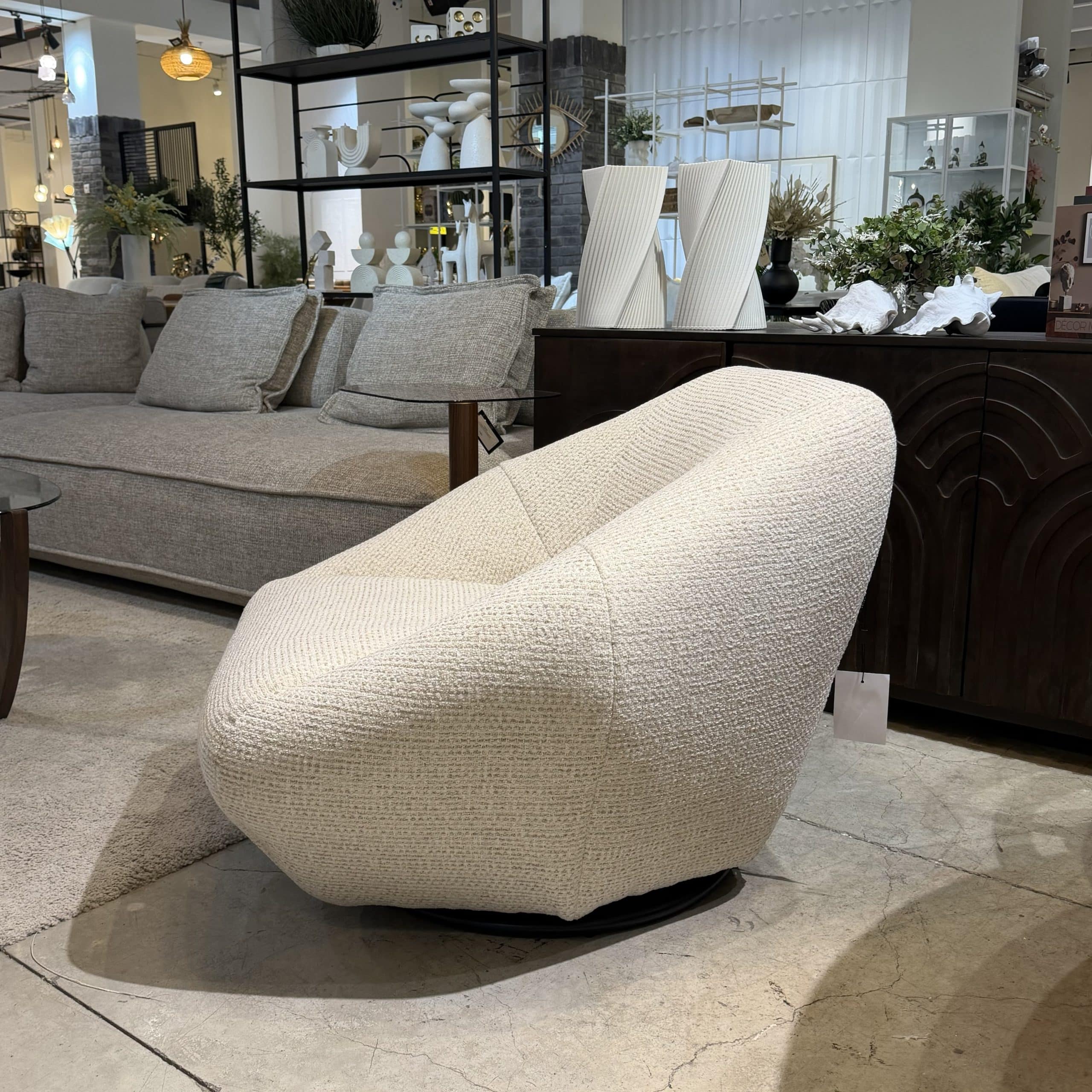 כורסא מעוצבת מסתובבת סילנסיו אריג שמנת דגם לוסי