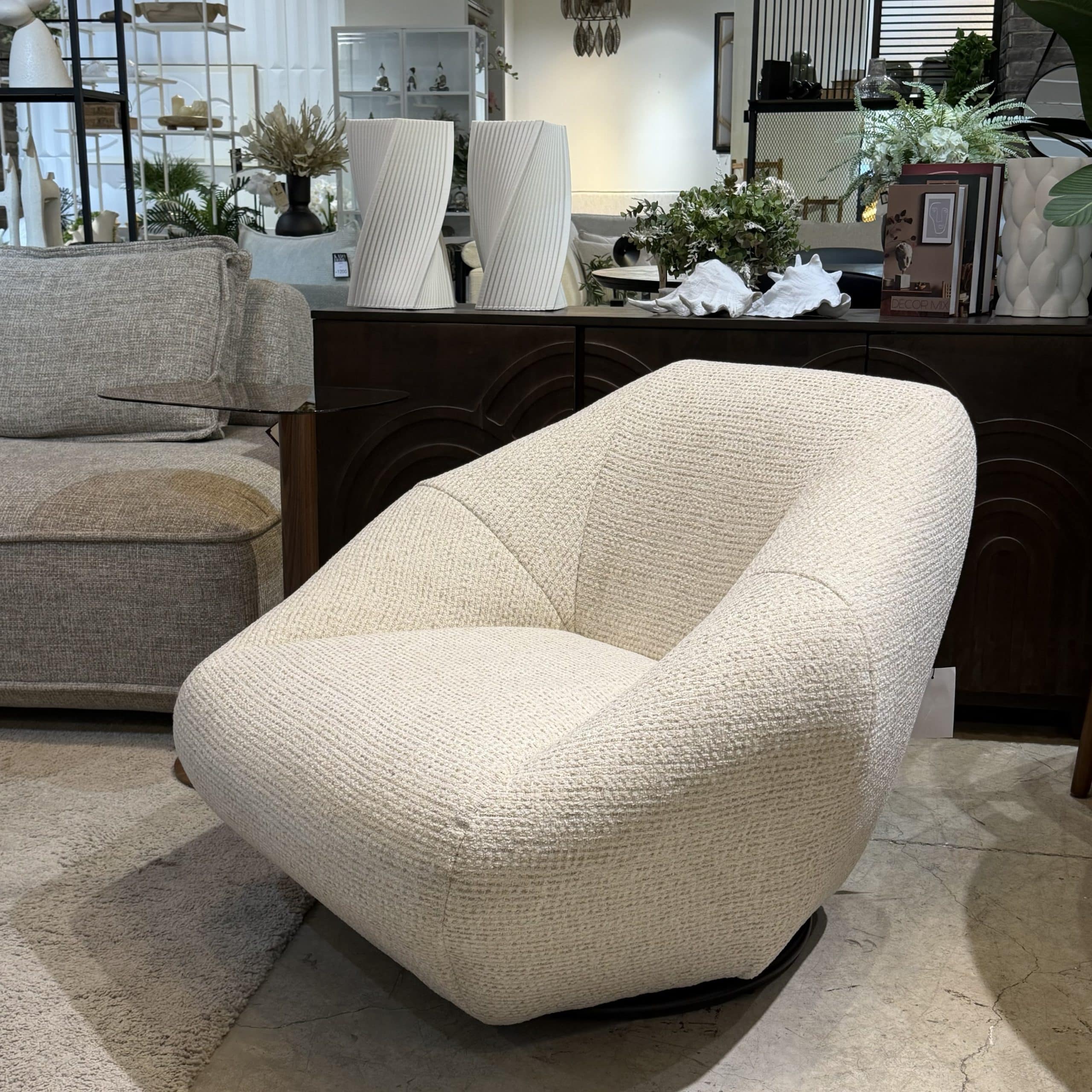 כורסא מעוצבת מסתובבת סילנסיו אריג שמנת דגם לוסי