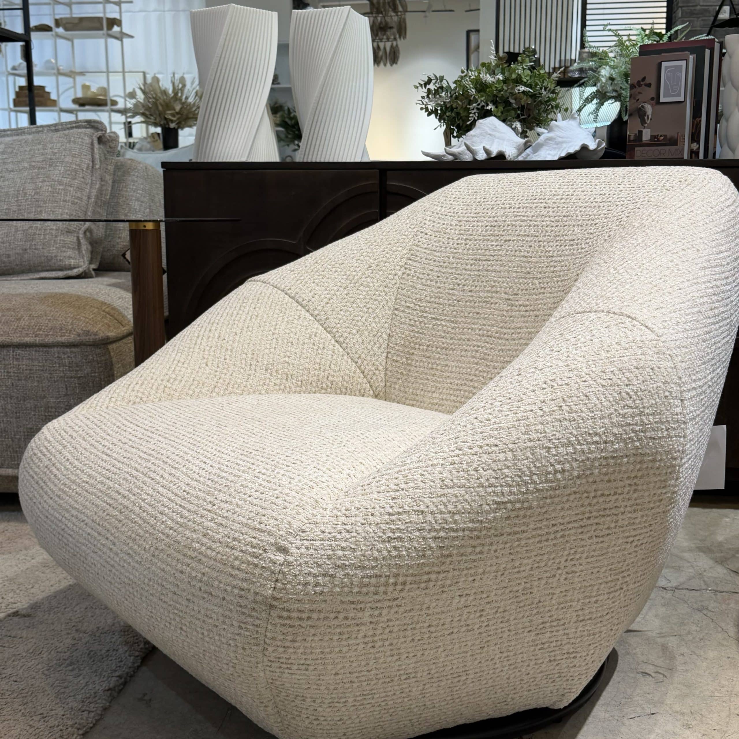 כורסא מעוצבת מסתובבת סילנסיו אריג שמנת דגם לוסי