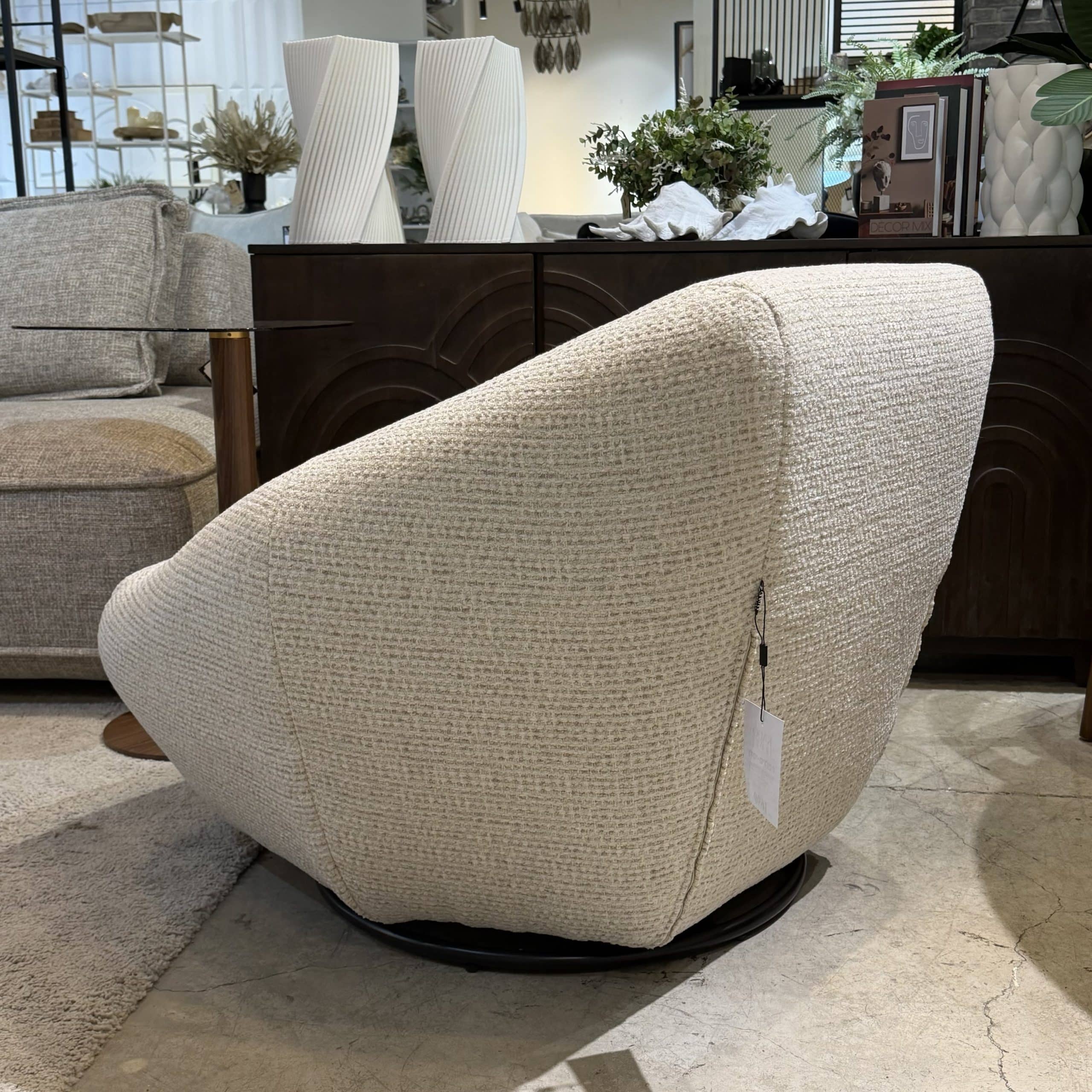 כורסא מעוצבת מסתובבת סילנסיו אריג שמנת דגם לוסי