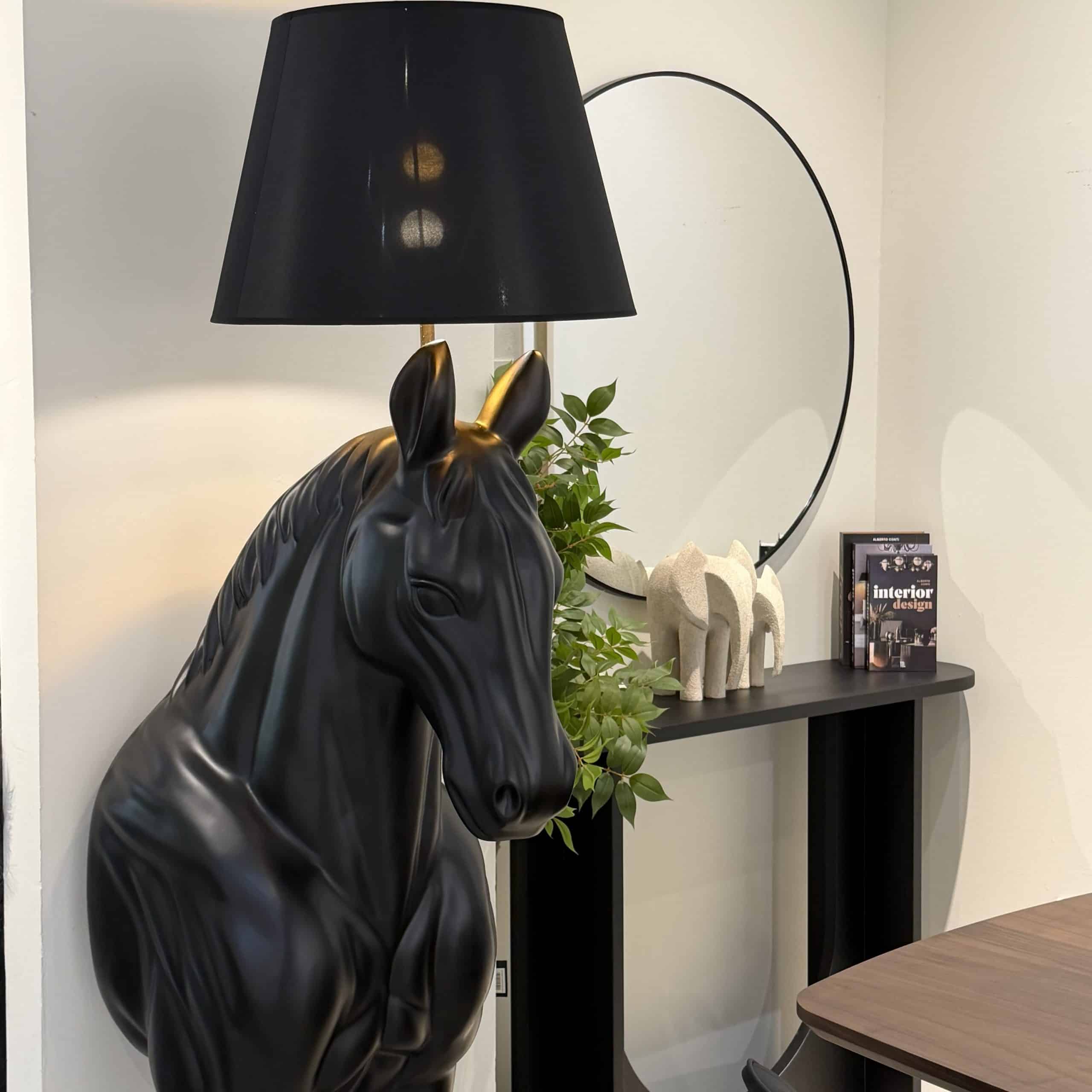 מנורת רצפה סוס שחור 44/66/190 ס״מ דגם סופיה מנורת רצפה סוס שחור 44/66/190 ס״מ דגם סופיה