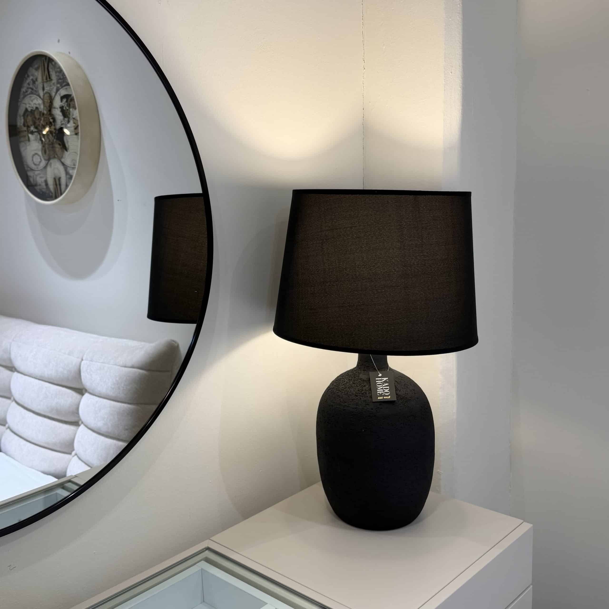 מנורת שולחן מעוצבת בסיס מאורך שחורה דגם סופיה מנורת שולחן מעוצבת בסיס מאורך שחורה דגם סופיה