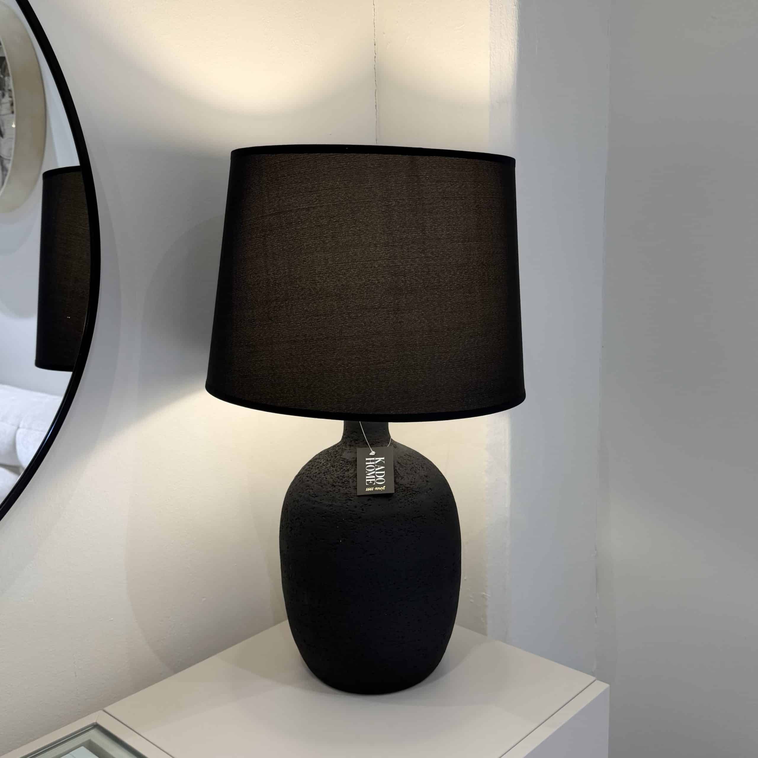 מנורת שולחן מעוצבת בסיס מאורך שחורה דגם סופיה מנורת שולחן מעוצבת בסיס מאורך שחורה דגם סופיה