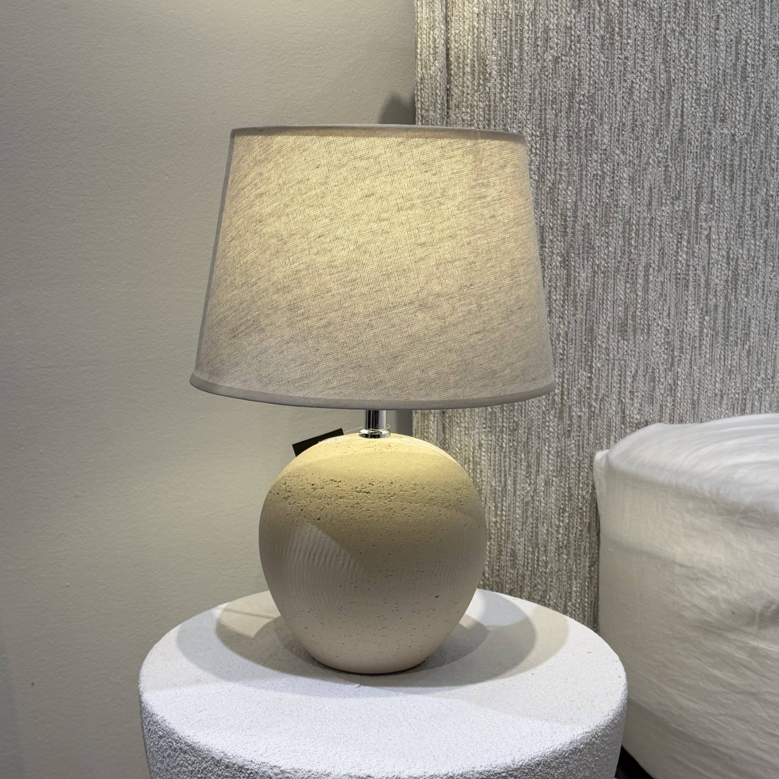 מנורת שולחן מעוצבת אבן כדור עגול 38/26 ס״מ דגם סופיה מנורת שולחן מעוצבת אבן כדור עגול 38/26 ס״מ דגם סופיה