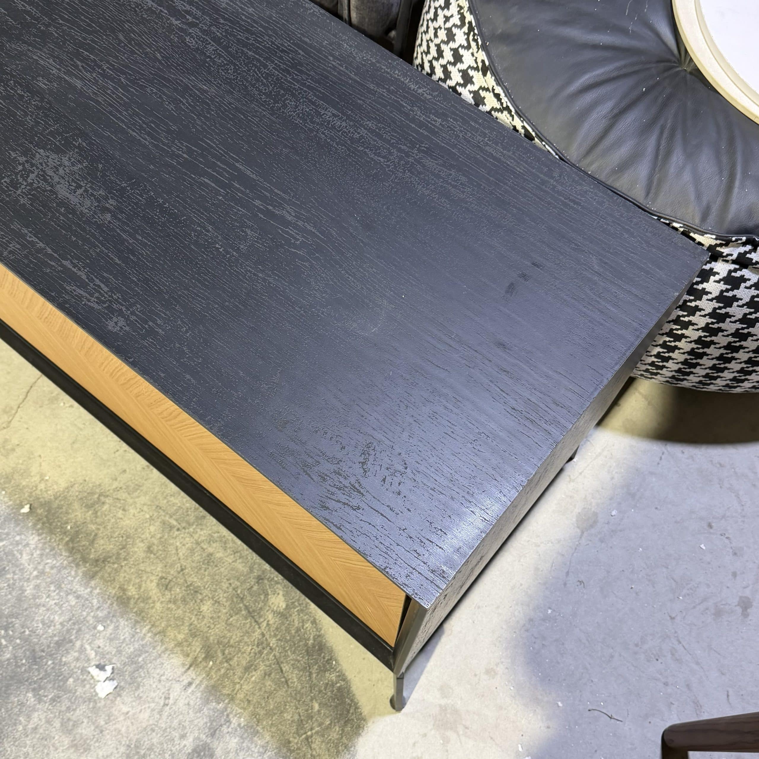 מזנון מעוצב דגם טנזניה אלון טבעי מסגרת שחורה - חיסול!! מזנון מעוצב דגם טנזניה אלון טבעי מסגרת שחורה - חיסול!!