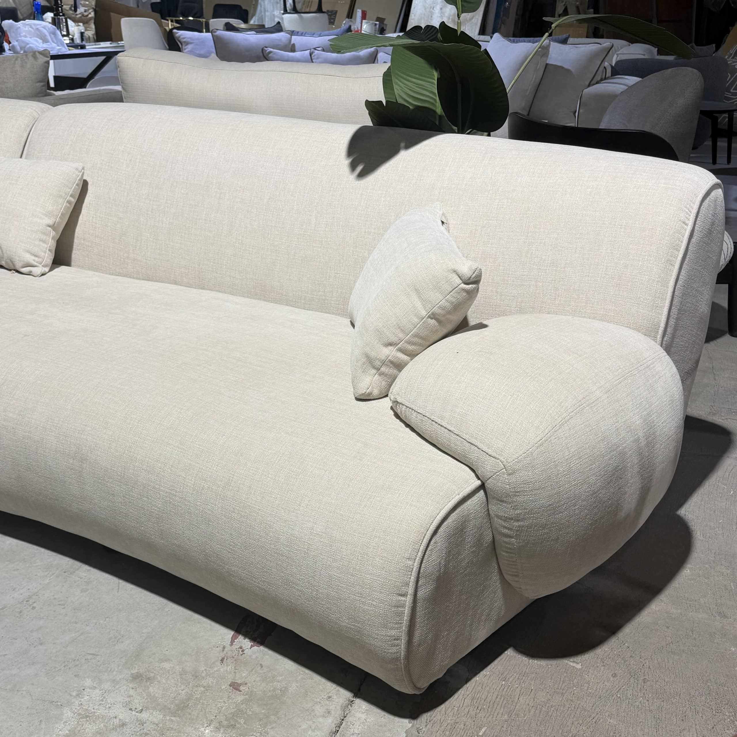 ספה מעוצבת דגם לואיס בד בגוון שמנת - חיסול עודפים!!