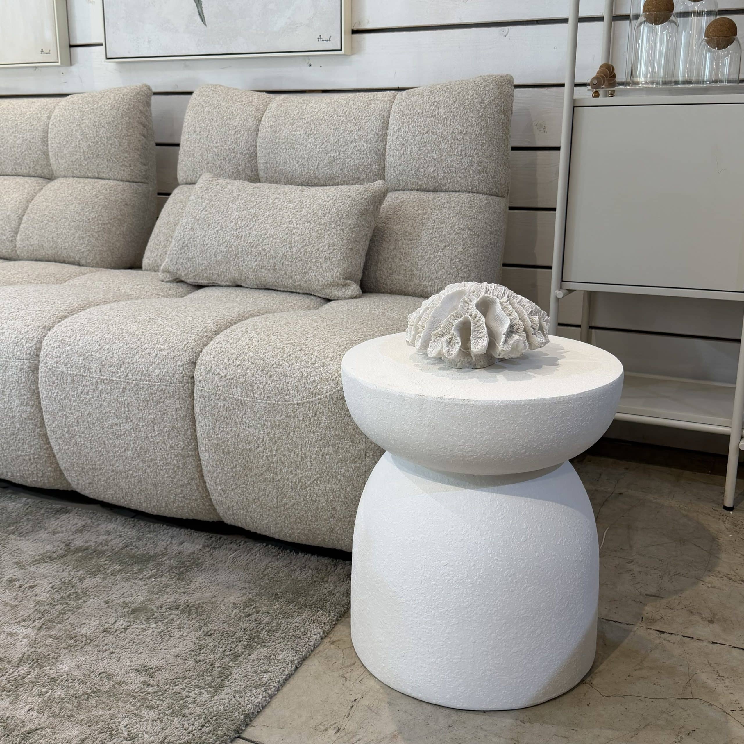 שולחן צד יוקרתי לבן שבור צוואר דק 37/49 ס״מ דגם סופיה