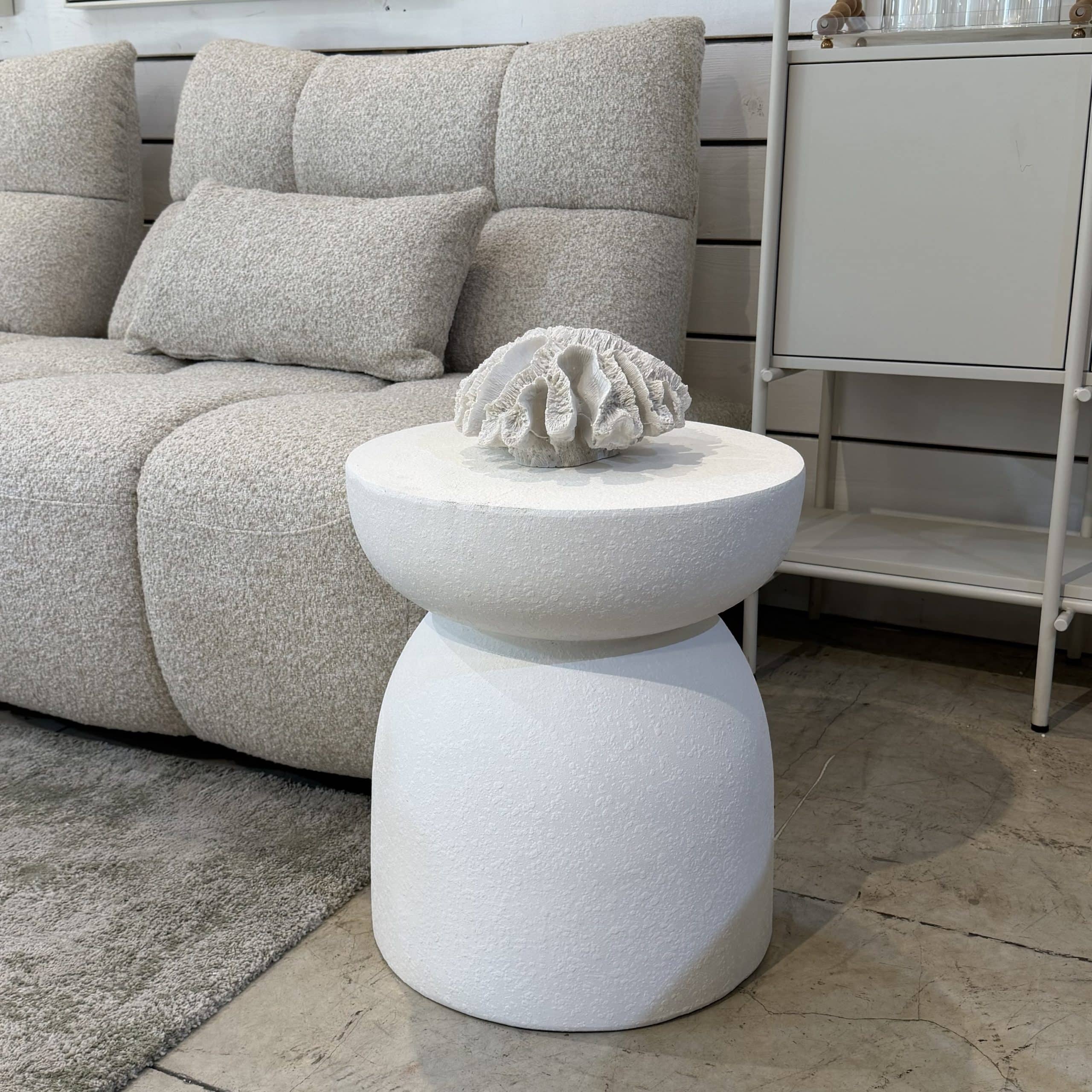 שולחן צד יוקרתי לבן שבור צוואר דק 37/49 ס״מ דגם סופיה