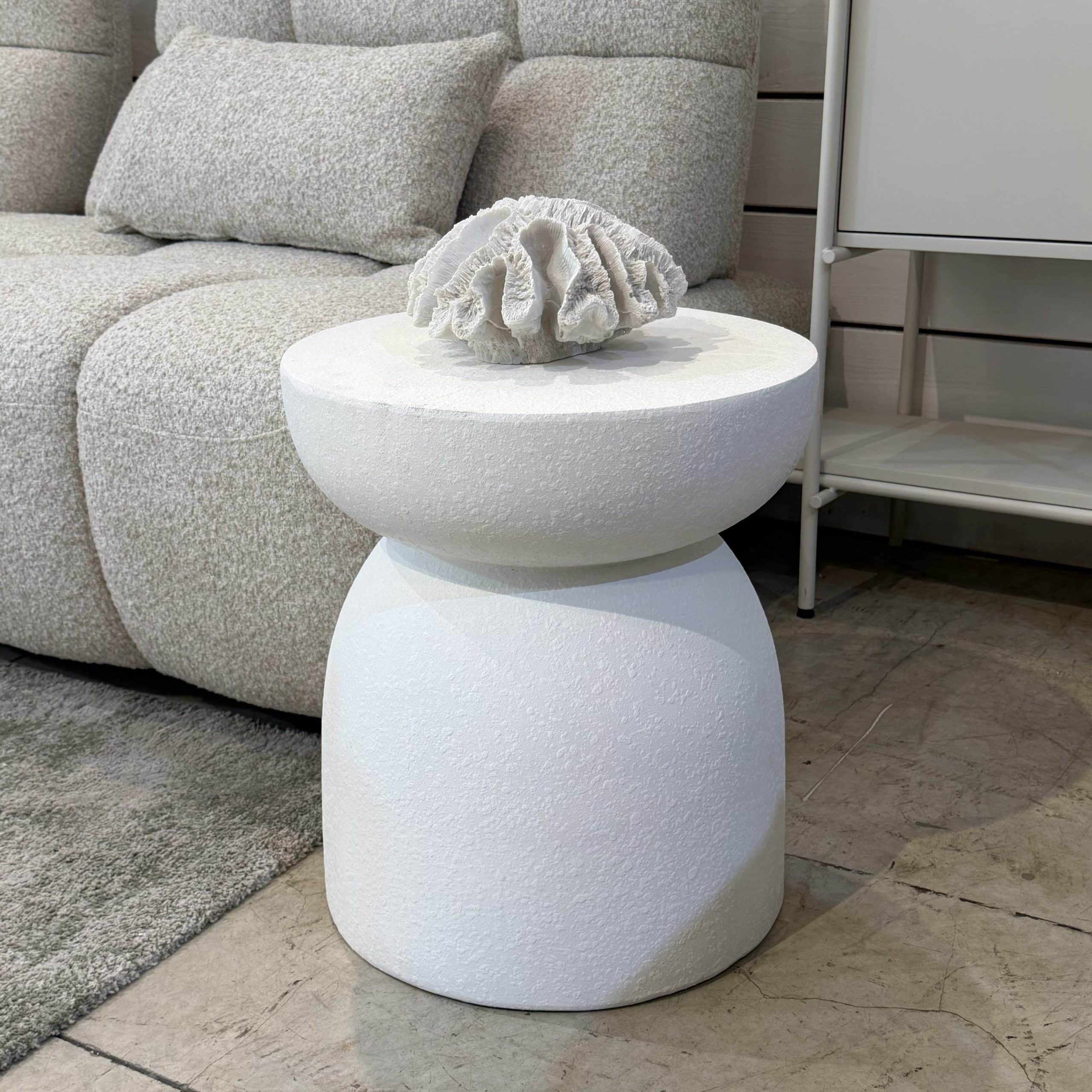 שולחן צד יוקרתי לבן שבור צוואר דק 37/49 ס״מ דגם סופיה