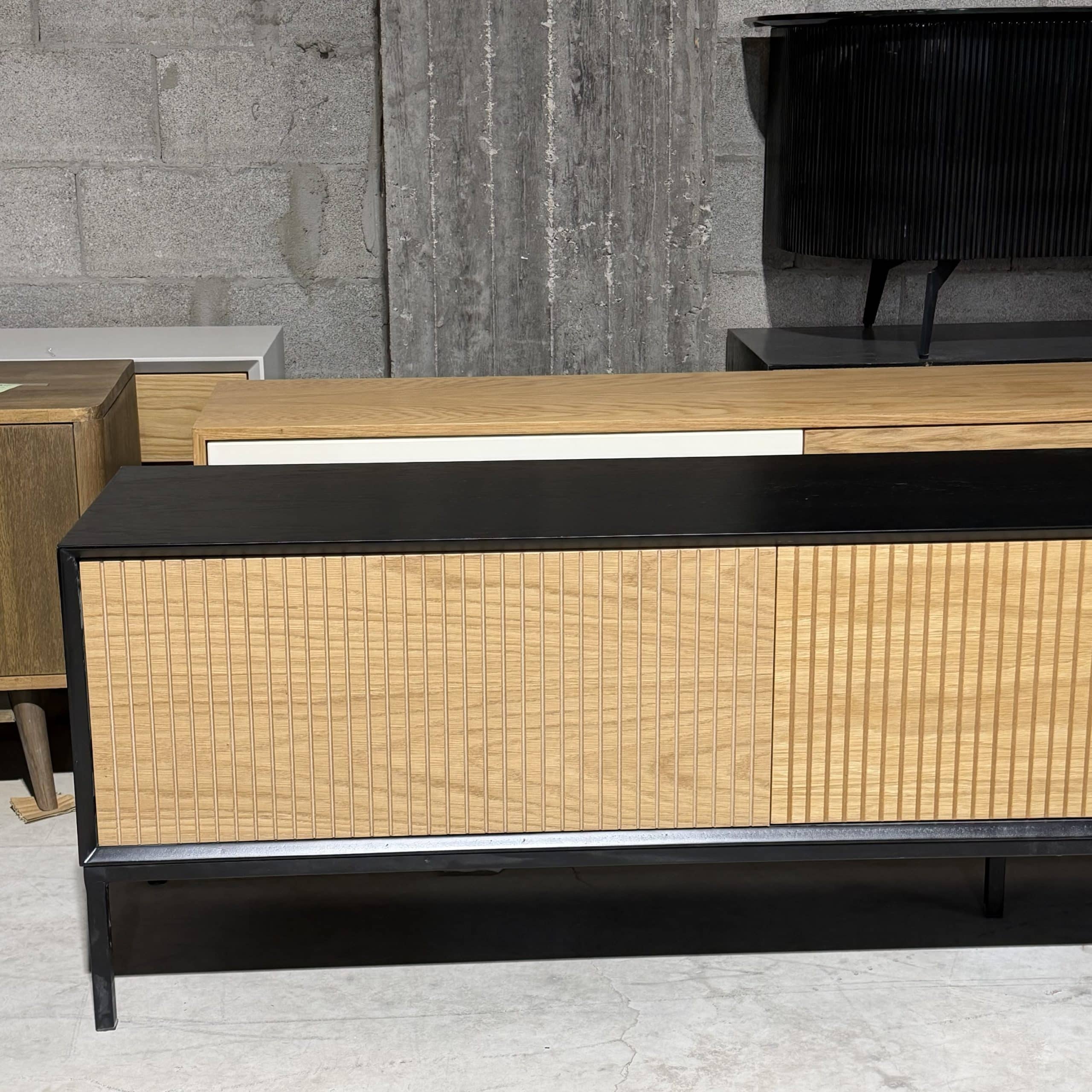 מזנון מעוצב דגם אליה מעטפת שחור טקסטורה חזיתות אלון חריצים - חיסול עודפים!! מזנון מעוצב דגם אליה מעטפת שחור טקסטורה חזיתות אלון חריצים - חיסול עודפים!!