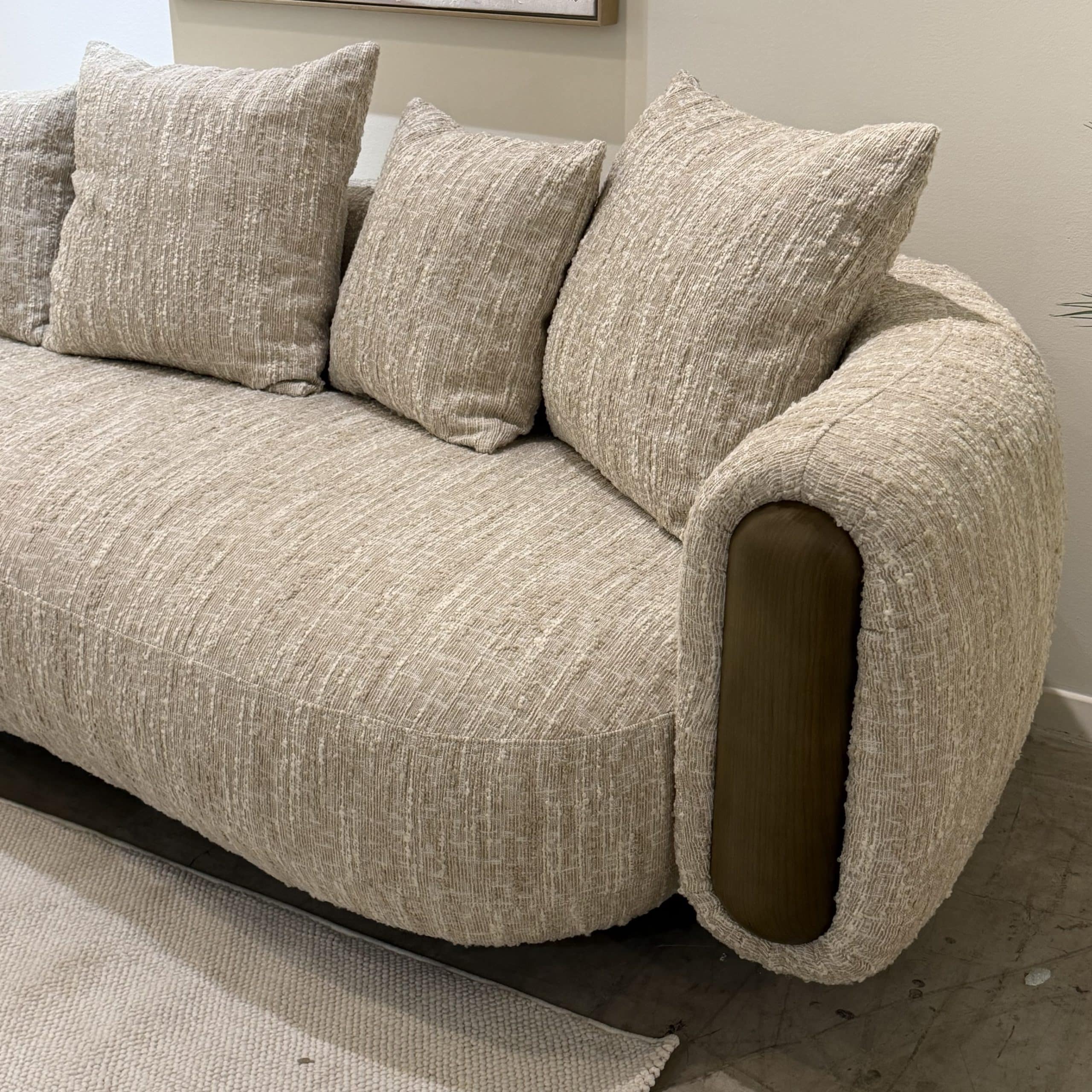 ספה יוקרתית סירוקו אריג בז משולב שמנת רגל אגוז דגם כאסו ייבוא קאדו הום- קולקציה חדשה!