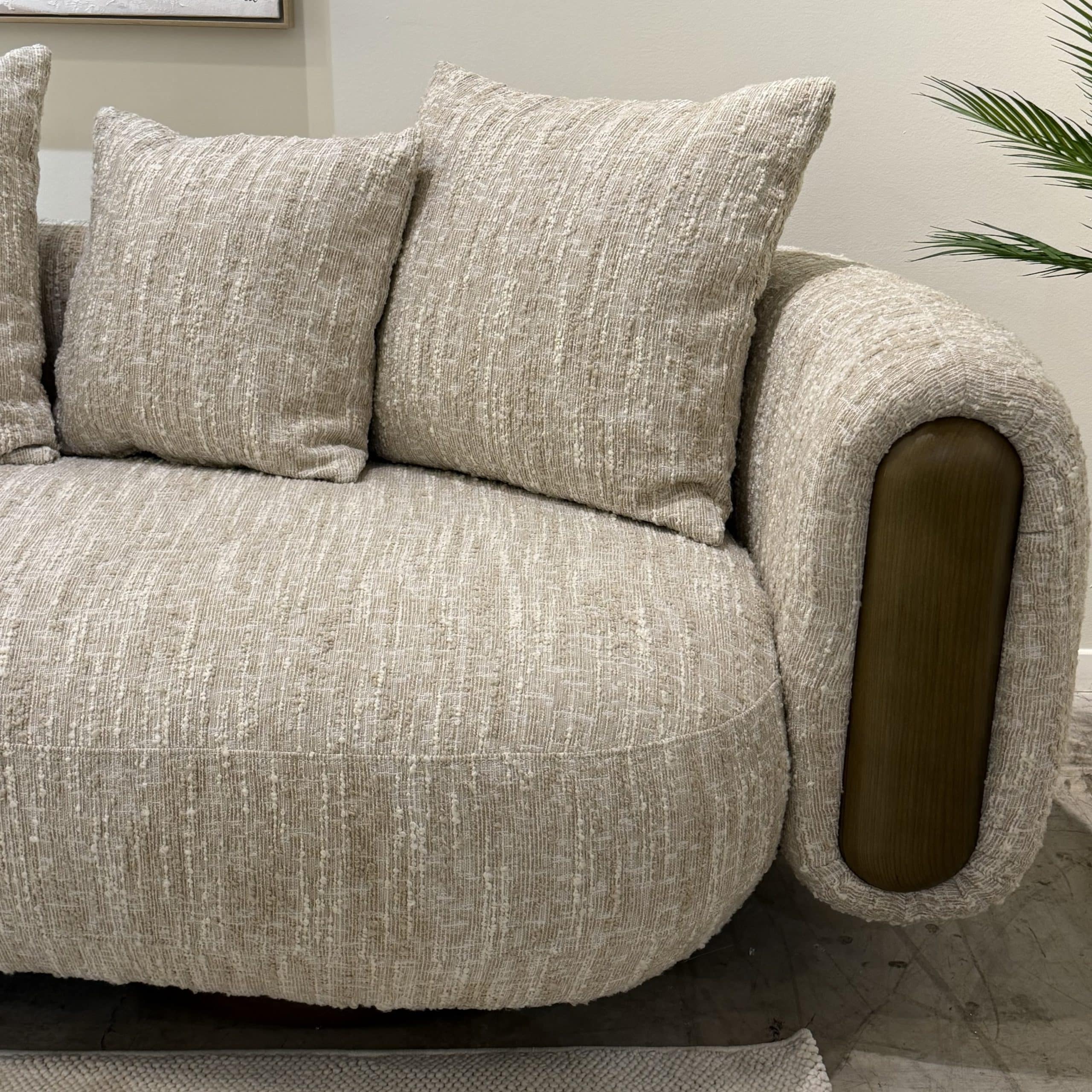 ספה יוקרתית סירוקו אריג בז משולב שמנת רגל אגוז דגם כאסו ייבוא קאדו הום- קולקציה חדשה!