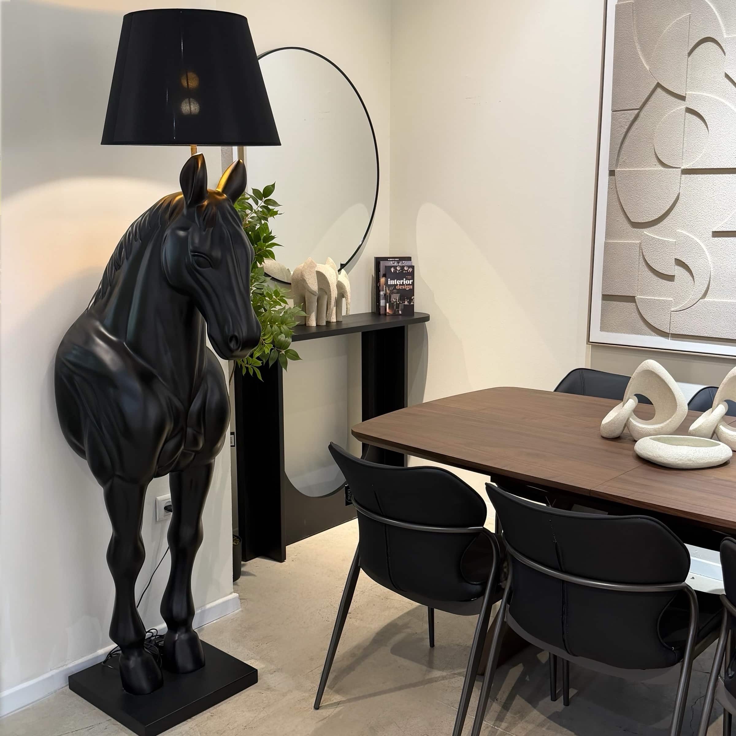 מנורת רצפה סוס שחור 44/66/190 ס״מ דגם סופיה מנורת רצפה סוס שחור 44/66/190 ס״מ דגם סופיה