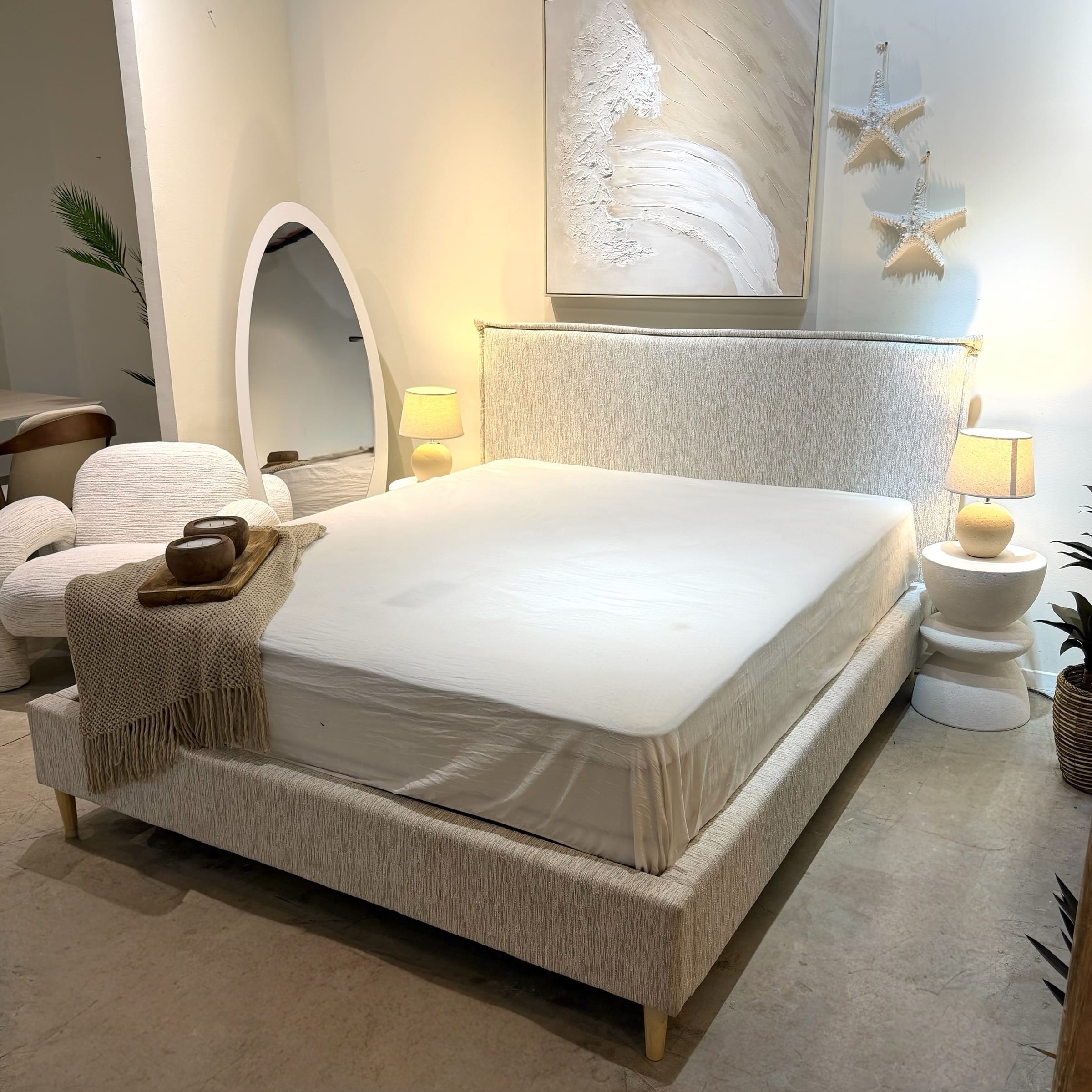 מיטה מעוצבת נורדיק אריג שמנת אבן 160/200 ס״מ דגם לוסי