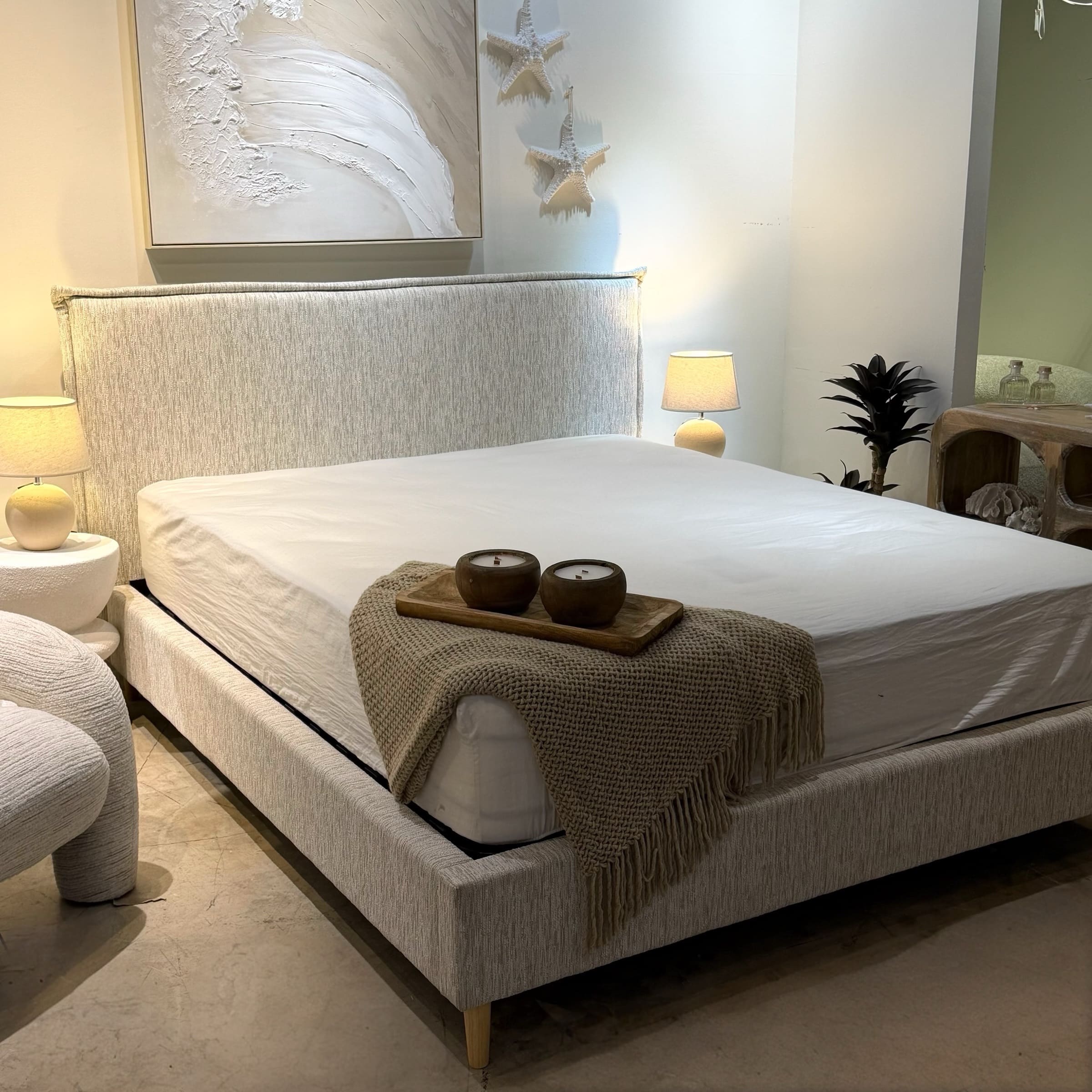 מיטה מעוצבת נורדיק אריג שמנת אבן 160/200 ס״מ דגם לוסי