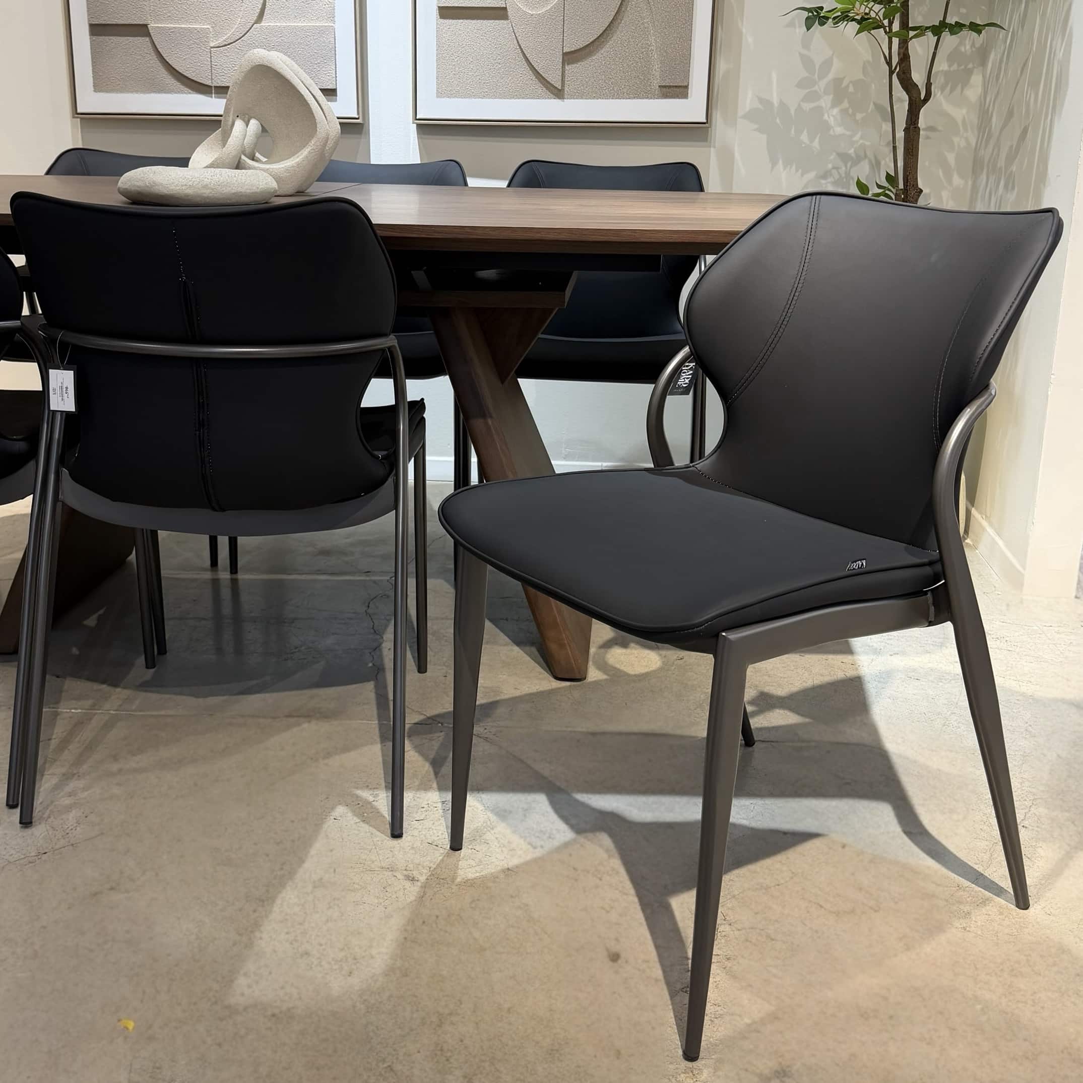 כיסא מעוצב פיאנו דמוי עור שחור רגל מתכת אפור גרפית דגם סופיטל כיסא מעוצב פיאנו דמוי עור שחור רגל מתכת אפור גרפית דגם סופיטל