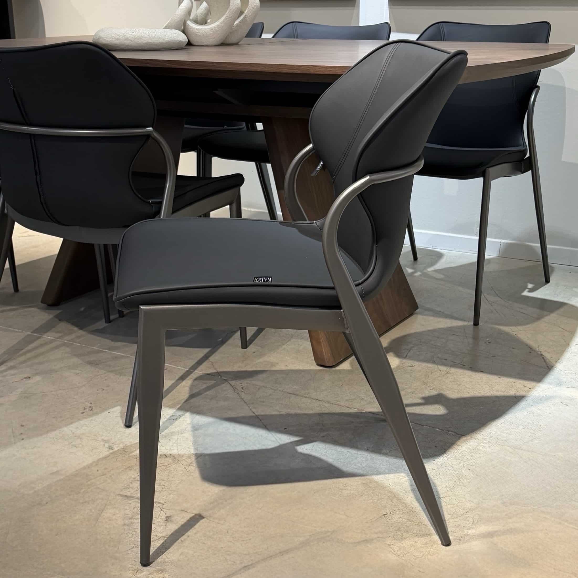 כיסא מעוצב פיאנו דמוי עור שחור רגל מתכת אפור גרפית דגם סופיטל כיסא מעוצב פיאנו דמוי עור שחור רגל מתכת אפור גרפית דגם סופיטל