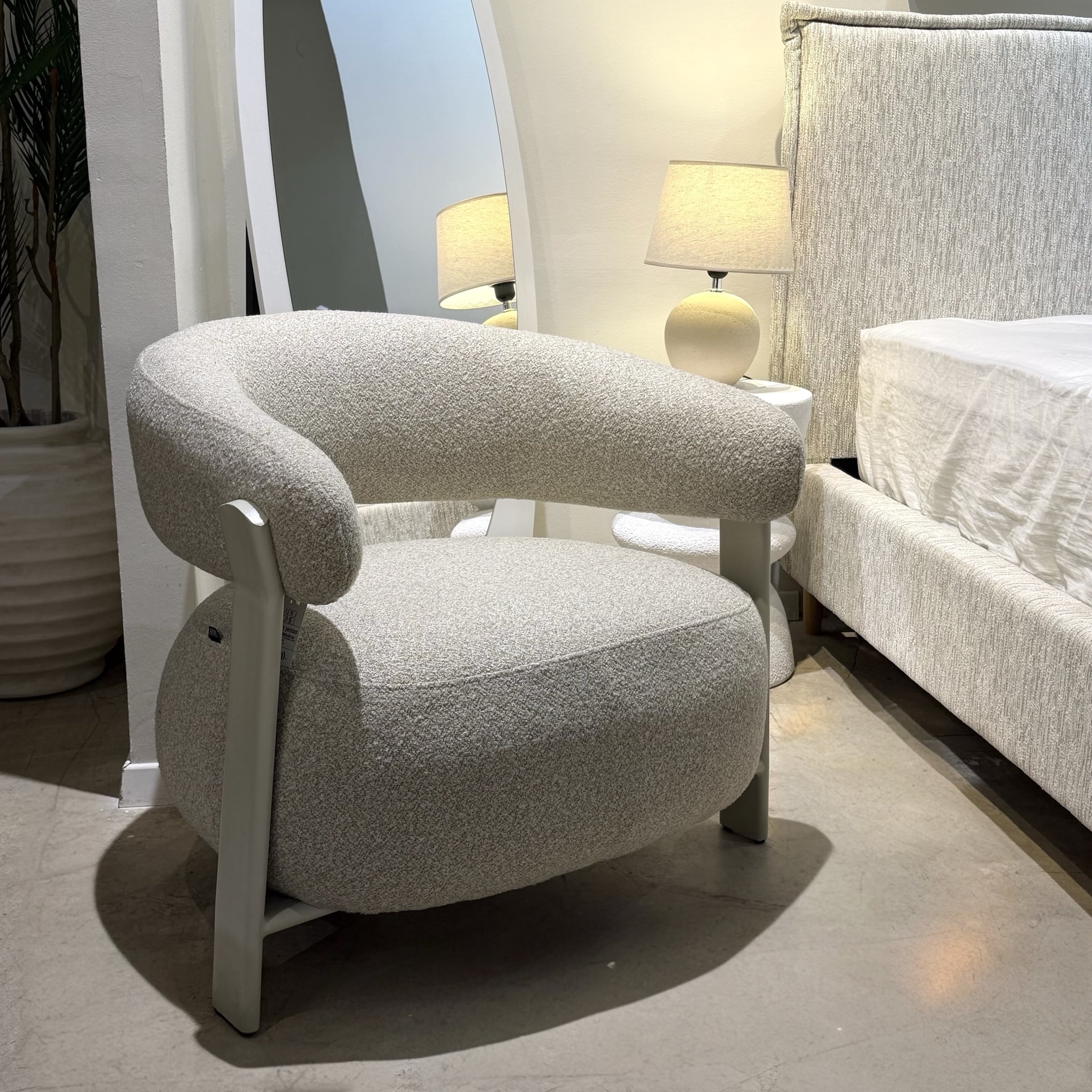 כורסא יוקרתית דגם סטפאן אריג בז רגל מתכת שמנת דגם קליי כורסא יוקרתית דגם סטפאן אריג בז רגל מתכת שמנת דגם קליי