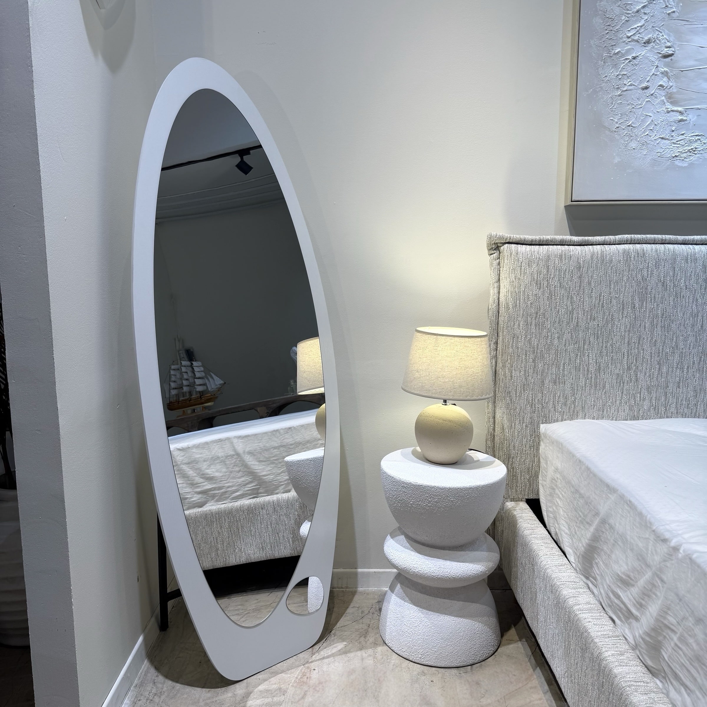 מראה אובאלית על רגל מסגרת לבננה 60/160 ס״מ דגם סופיה מראה אובאלית על רגל מסגרת לבננה 60/160 ס״מ דגם סופיה