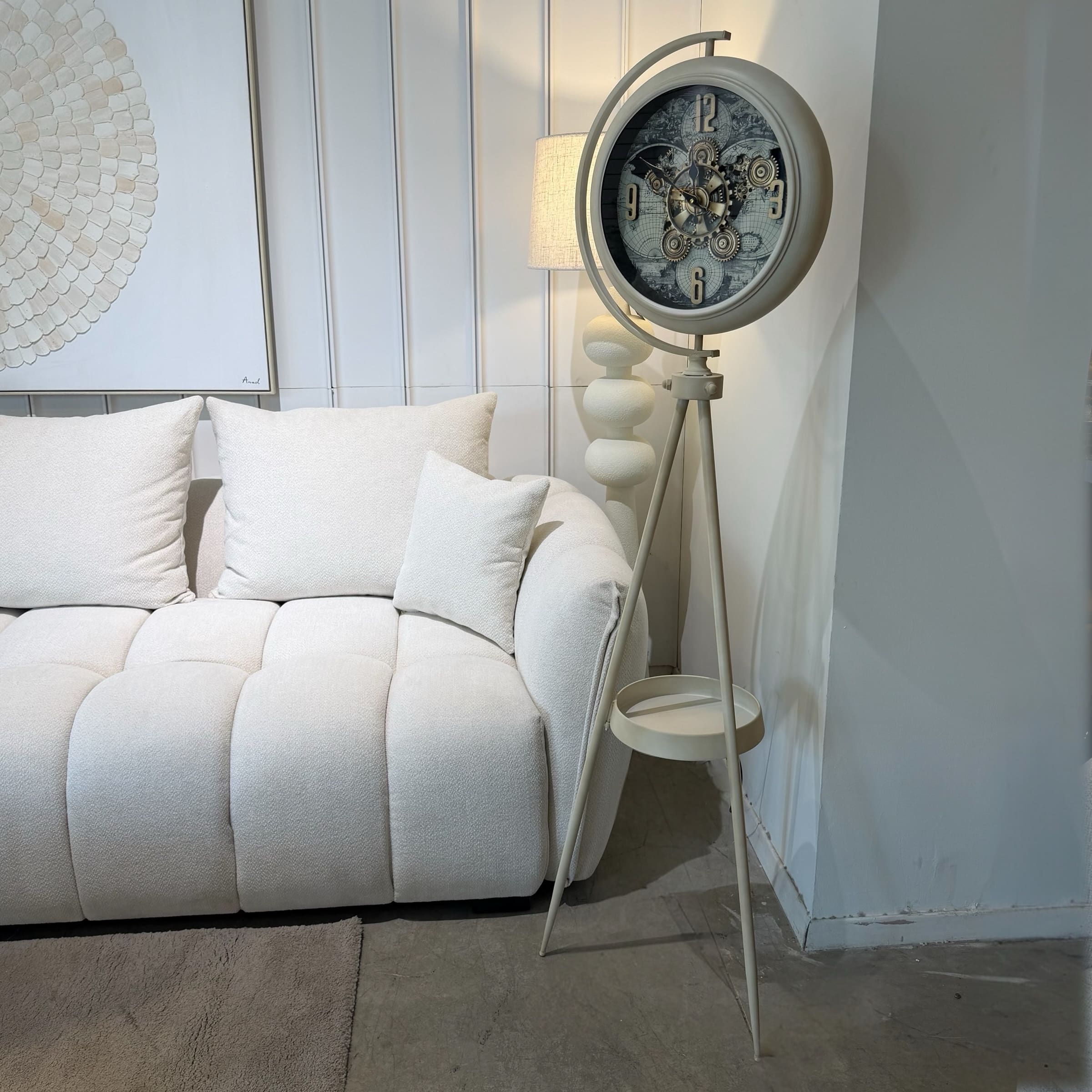 שעון רצפתי ברזל זכוכית רקע לבן רגל שמנת דגם איקו שעון רצפתי ברזל זכוכית רקע לבן רגל שמנת דגם איקו