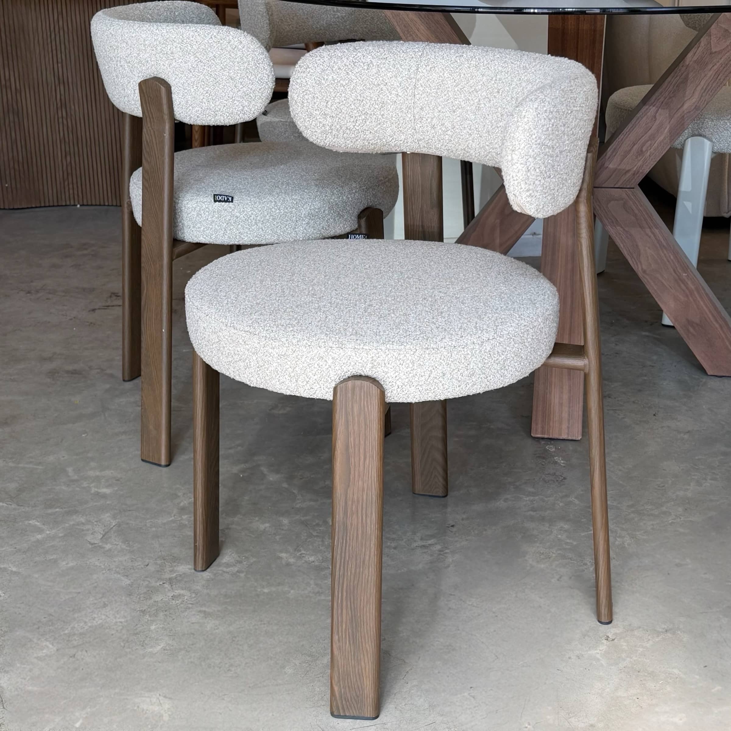 כיסא יוקרתי סטפאן אריג בז רגל מתכת אגוז דגם קליי