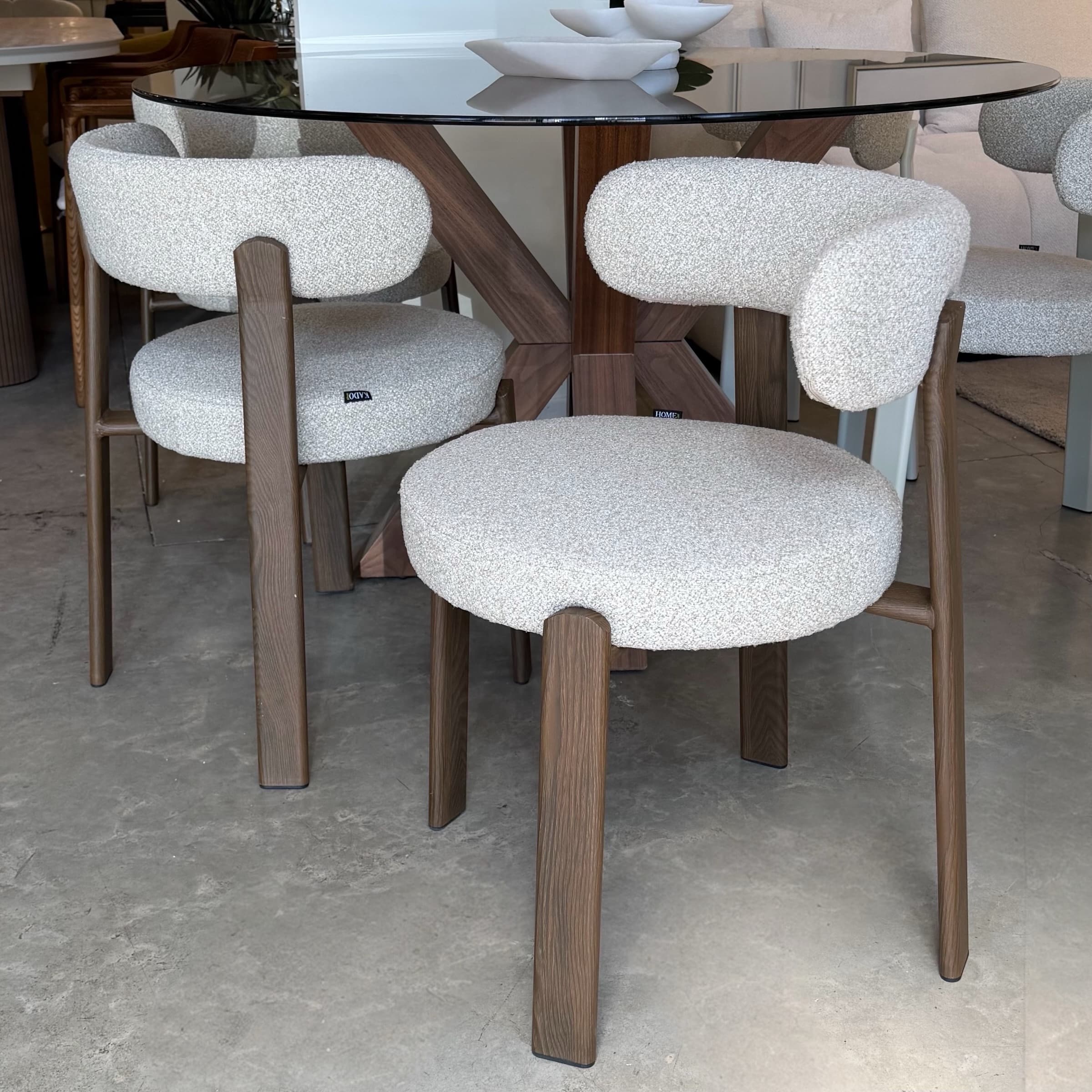 כיסא יוקרתי סטפאן אריג בז רגל מתכת אגוז דגם קליי