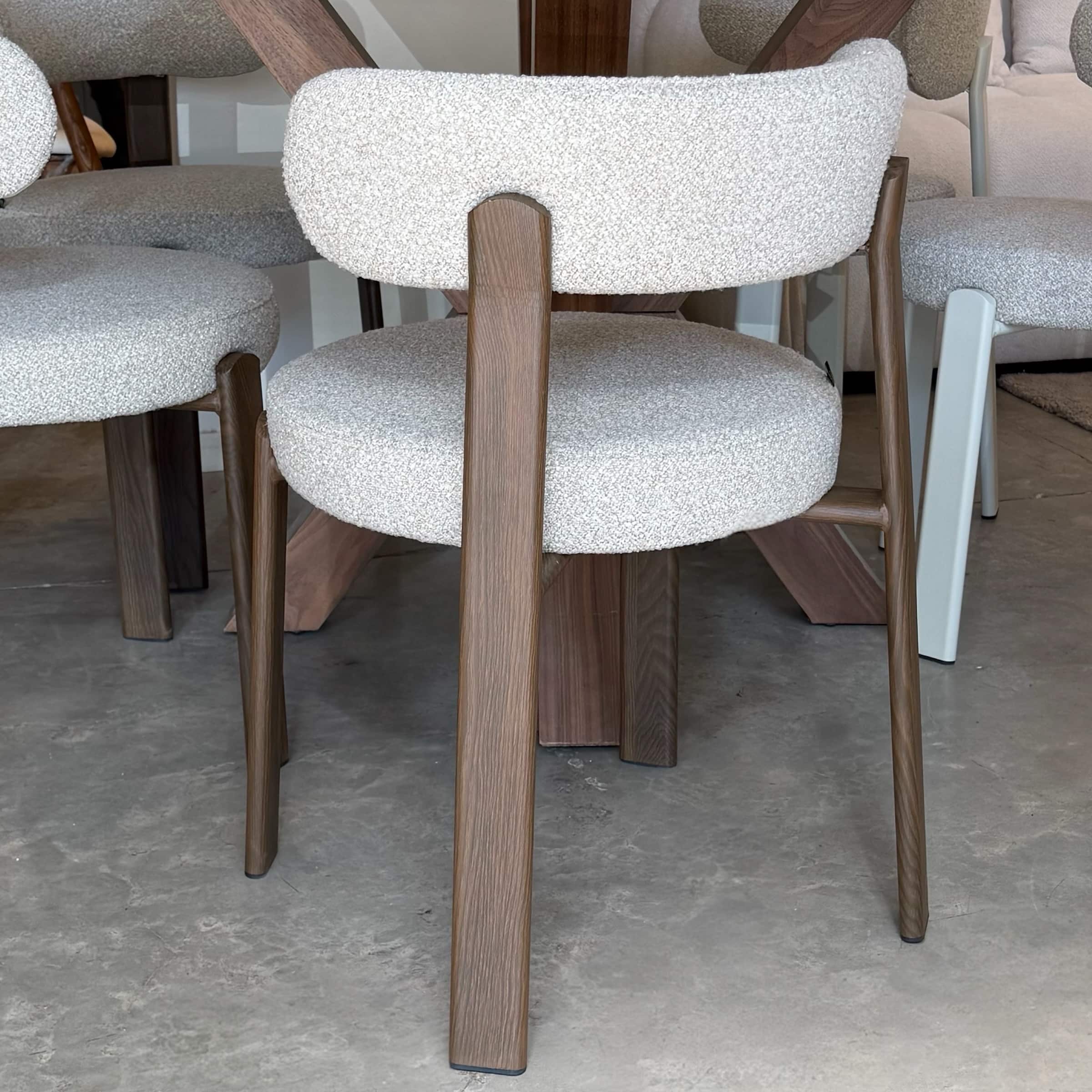 כיסא יוקרתי סטפאן אריג בז רגל מתכת אגוז דגם קליי