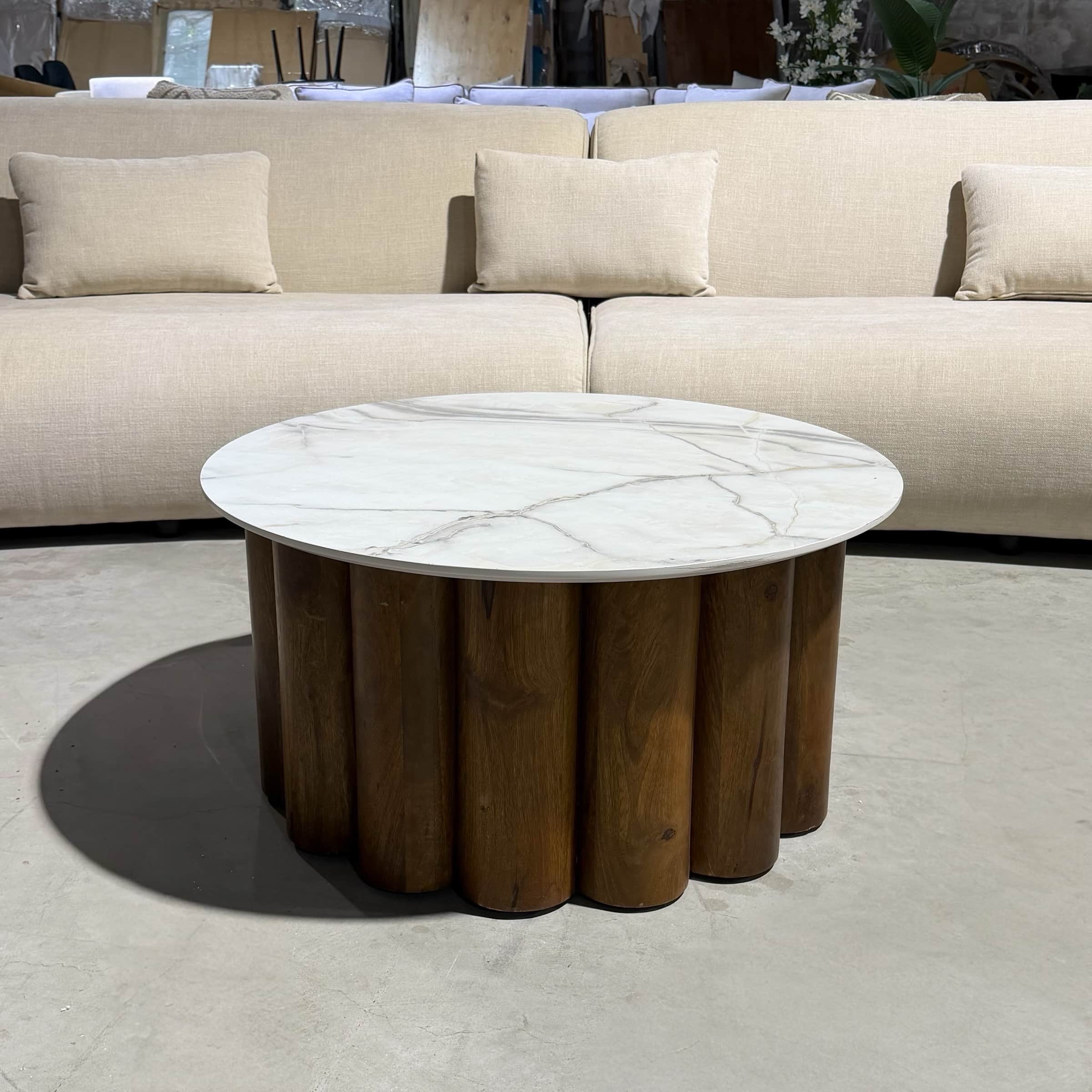 שולחן סלון עגול נאורה רגל גזעי עץ טופ פורמייקה לבן גידים אפורים - חיסול מתצוגה!