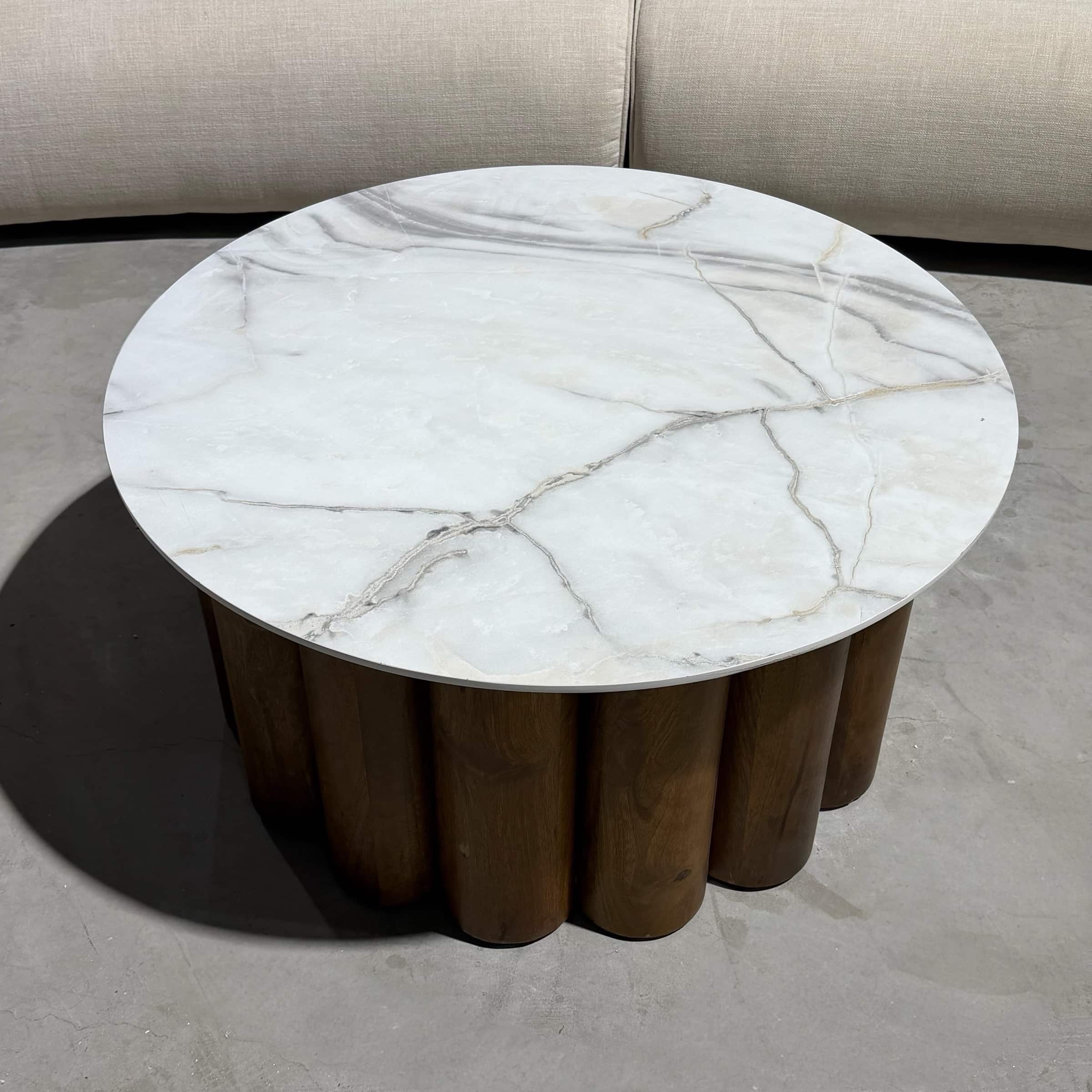 שולחן סלון עגול נאורה רגל גזעי עץ טופ פורמייקה לבן גידים אפורים - חיסול מתצוגה!