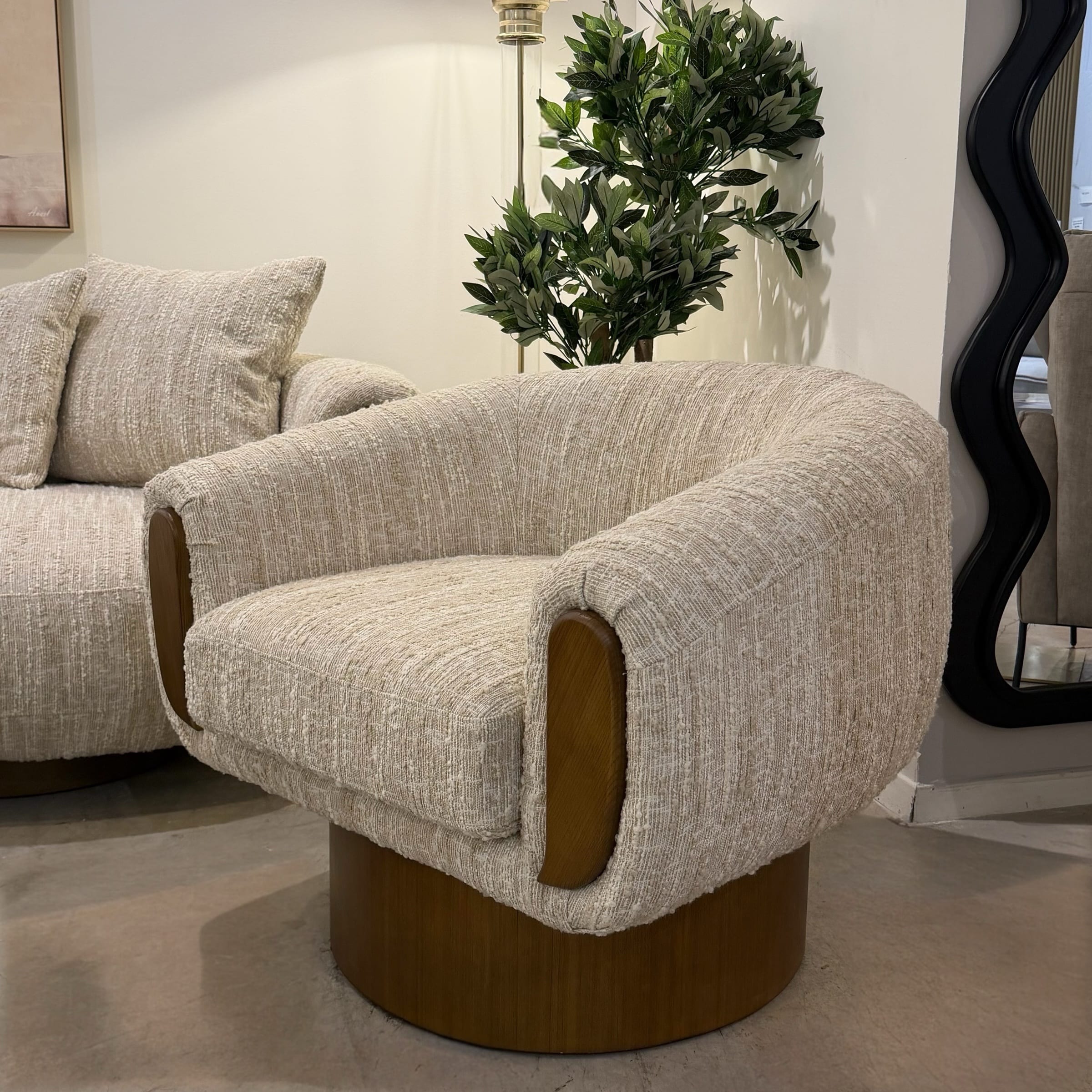 כורסא יוקרתית סירקו אריג בז משולב שמנת רגל אגוז דגם כאסו ייבוא קאדו הום- קולקציה חדשה! כורסא יוקרתית סירקו אריג בז משולב שמנת רגל אגוז דגם כאסו ייבוא קאדו הום- קולקציה חדשה!