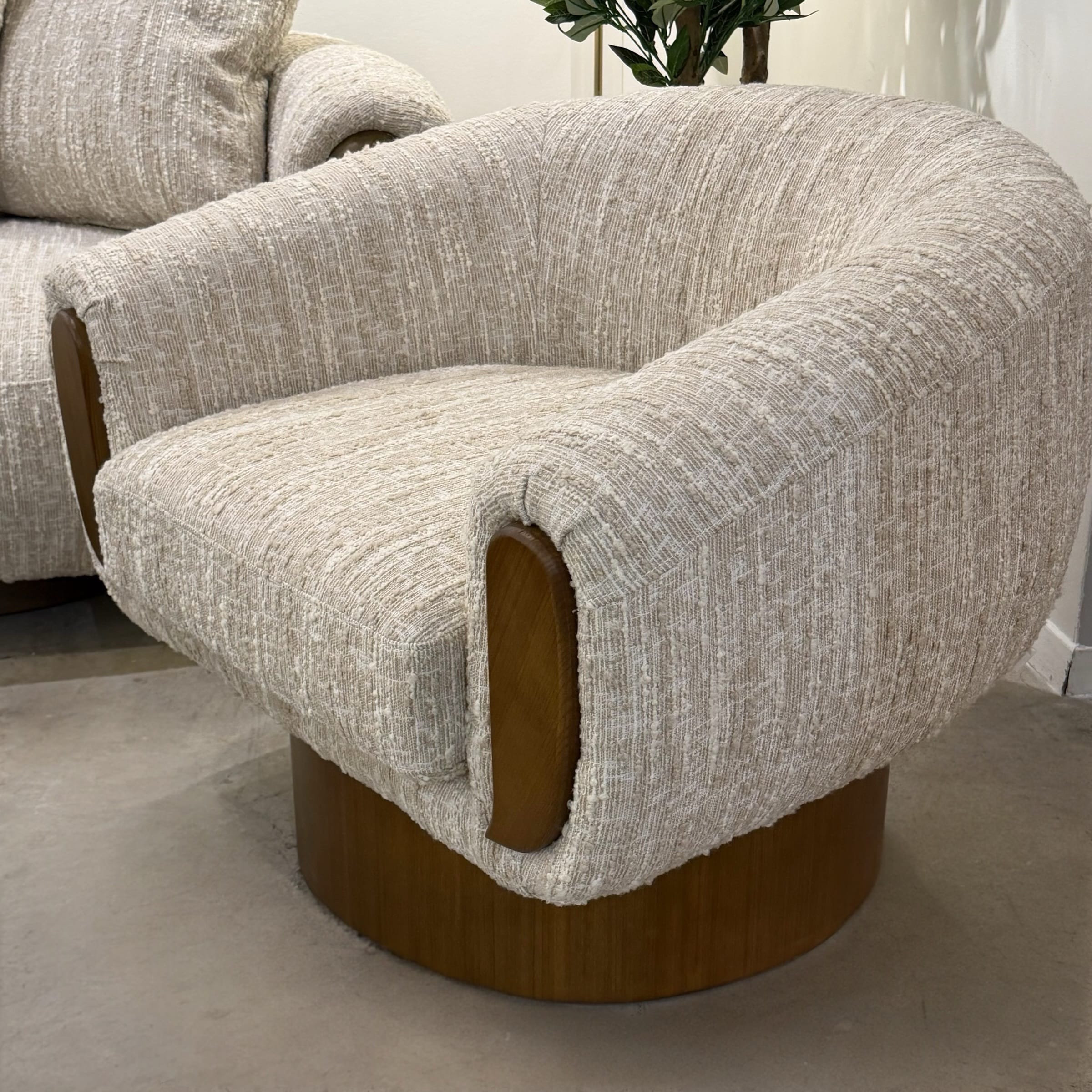 כורסא יוקרתית סירקו אריג בז משולב שמנת רגל אגוז דגם כאסו ייבוא קאדו הום- קולקציה חדשה! כורסא יוקרתית סירקו אריג בז משולב שמנת רגל אגוז דגם כאסו ייבוא קאדו הום- קולקציה חדשה!