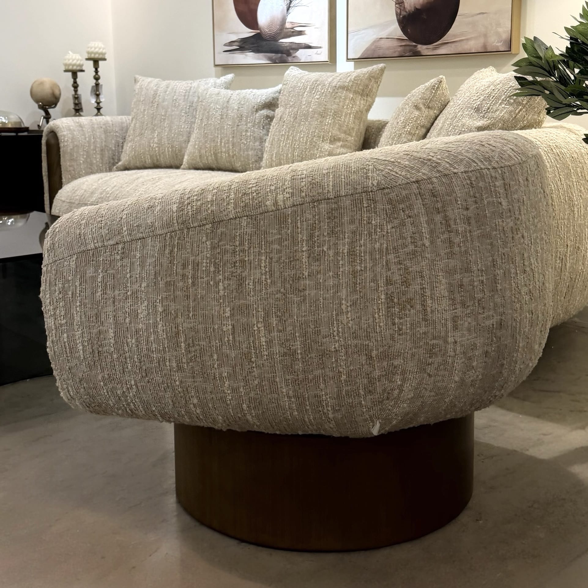 כורסא יוקרתית סירקו אריג בז משולב שמנת רגל אגוז דגם כאסו ייבוא קאדו הום- קולקציה חדשה! כורסא יוקרתית סירקו אריג בז משולב שמנת רגל אגוז דגם כאסו ייבוא קאדו הום- קולקציה חדשה!