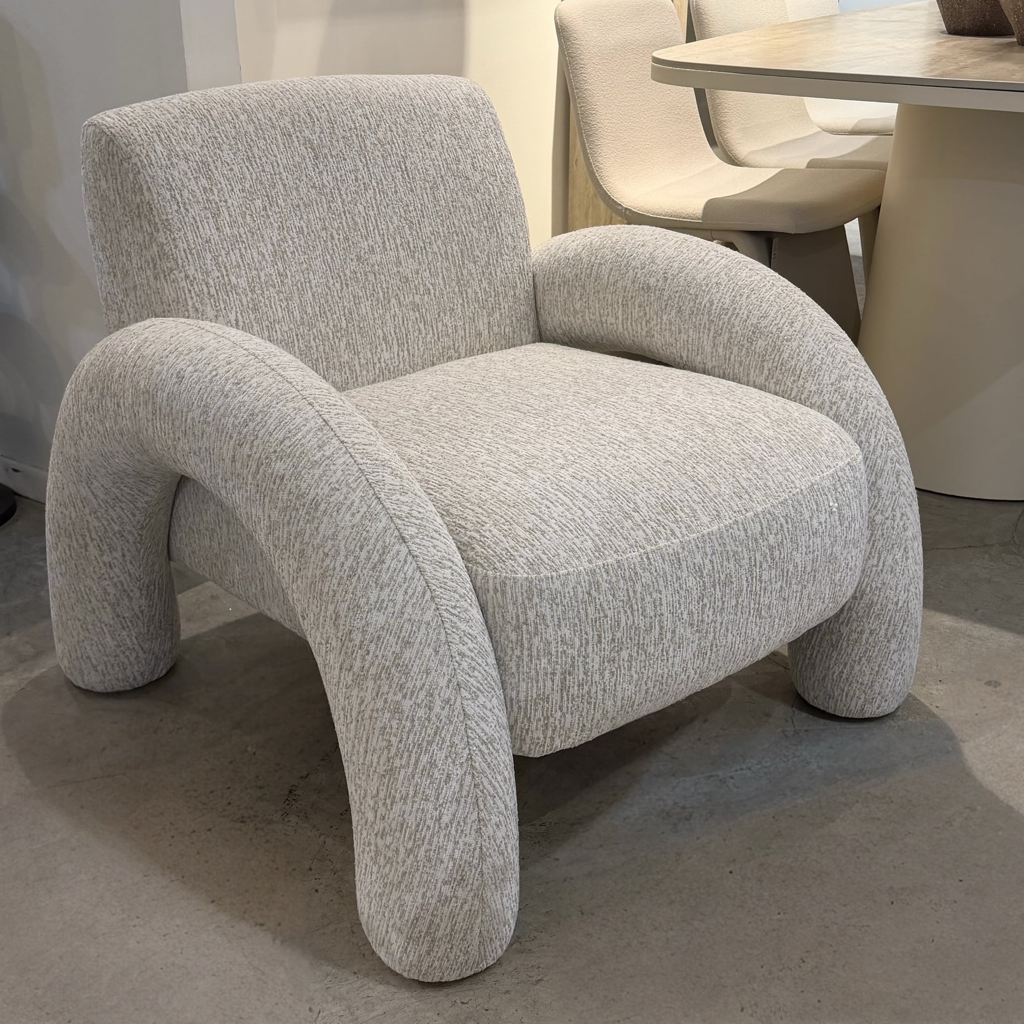 כורסא מעוצבת קוסמו אריג בז שמנת דגם כאסו ייבוא קאדו הום- קולקציה חדשה!