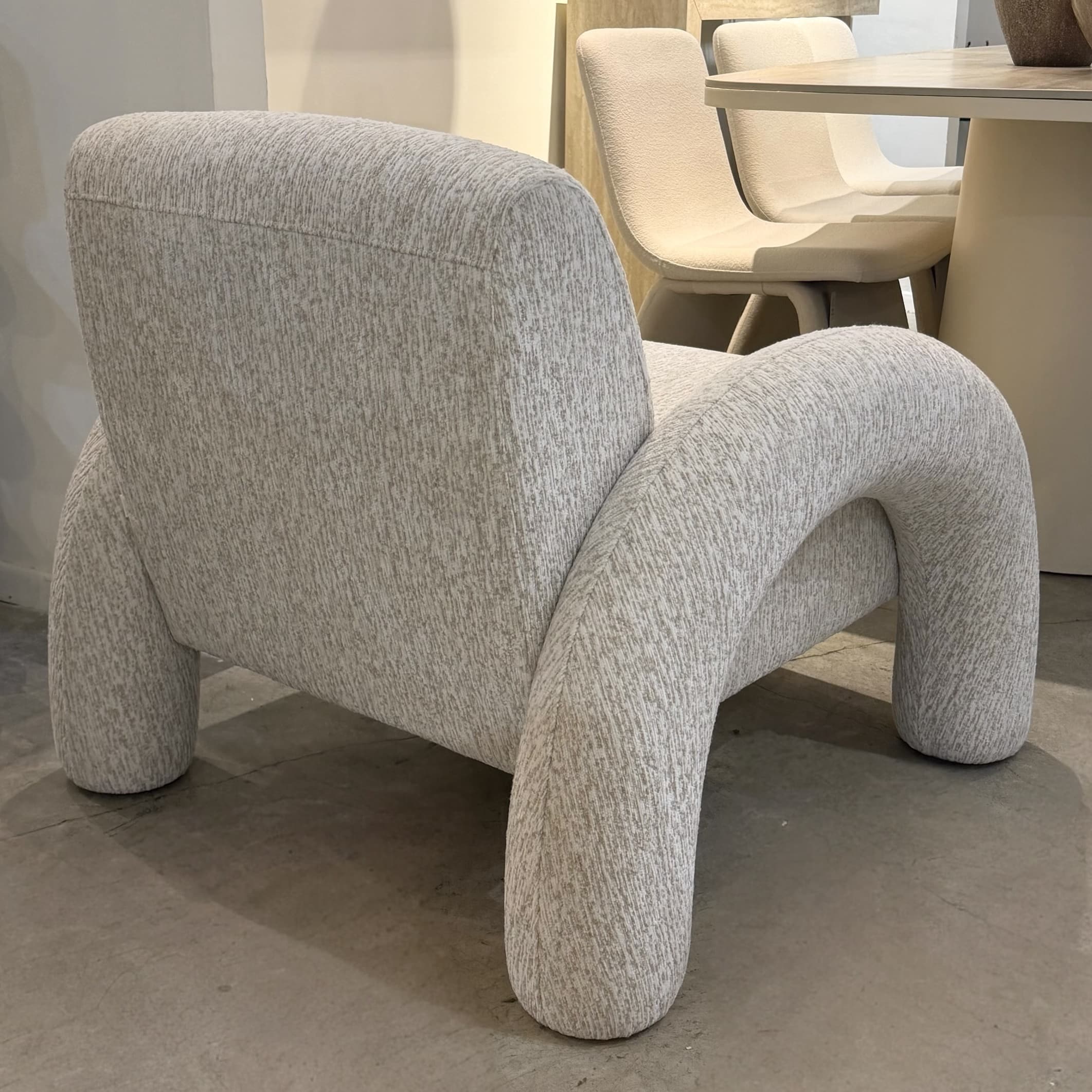 כורסא מעוצבת קוסמו אריג בז שמנת דגם כאסו ייבוא קאדו הום- קולקציה חדשה!