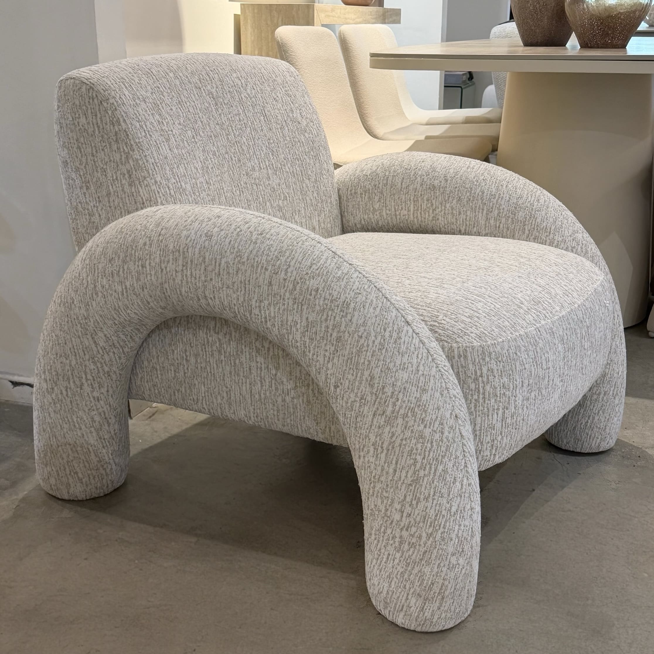 כורסא מעוצבת קוסמו אריג בז שמנת דגם כאסו ייבוא קאדו הום- קולקציה חדשה!