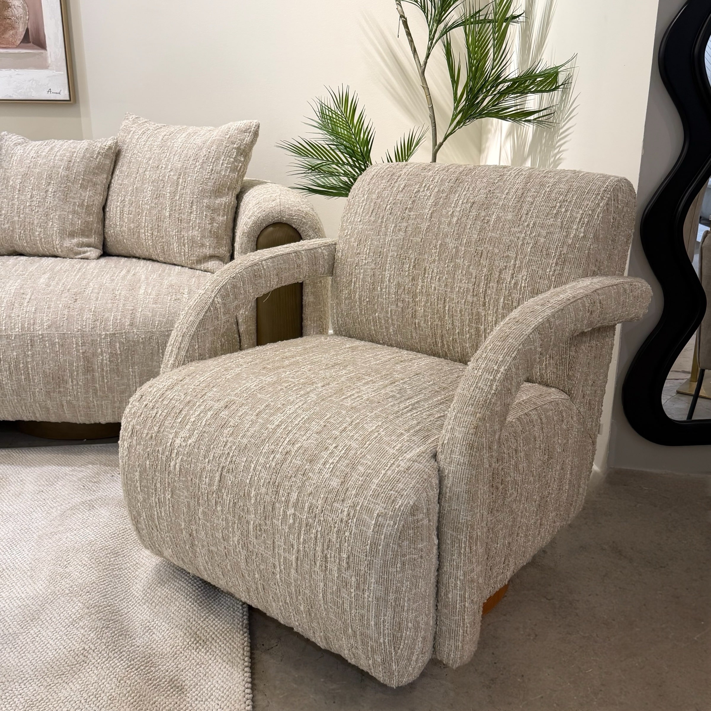 כורסא מעוצבת אמרטו אריג בז משולב שמנת דגם כאסו