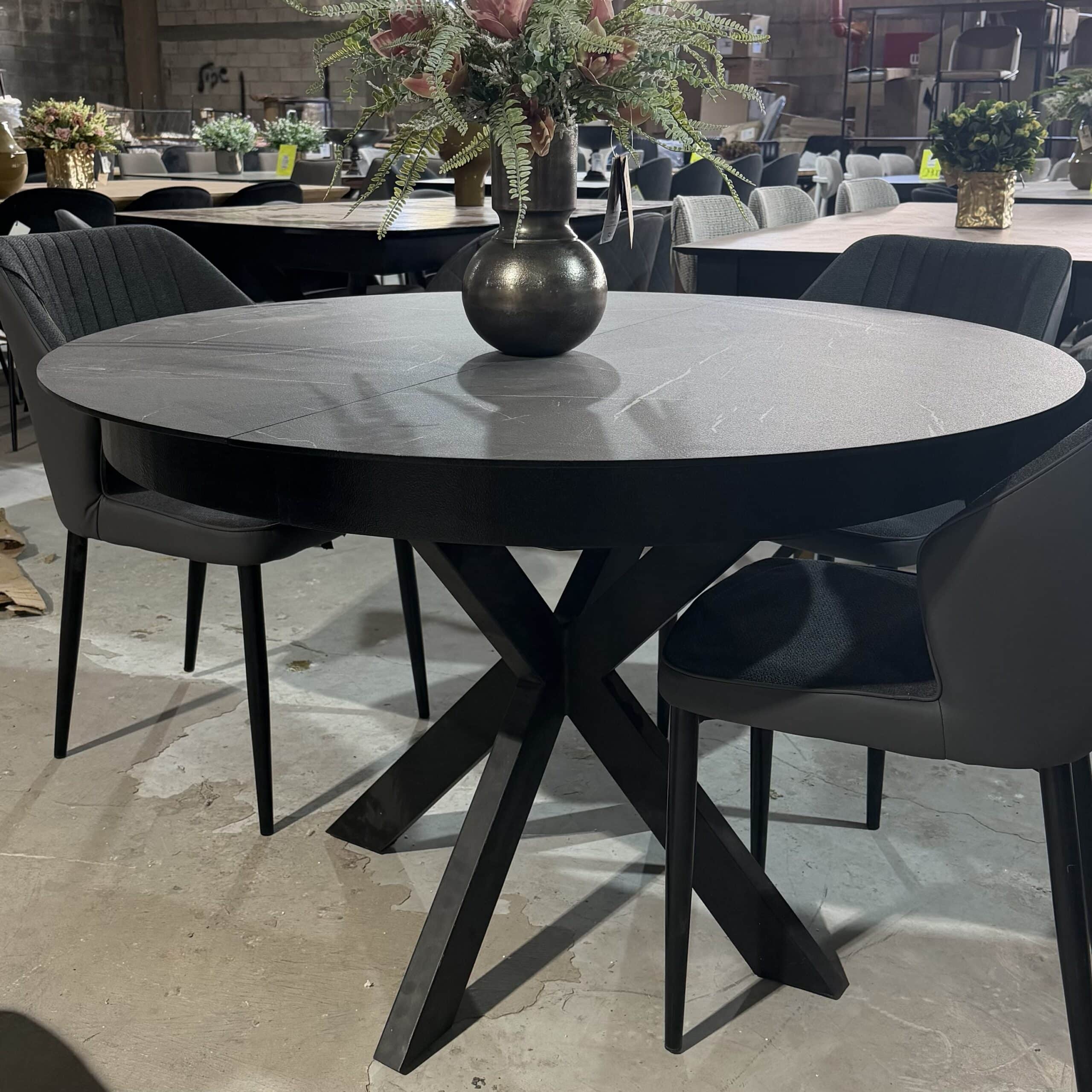 שולחן אוכל עגול מעוצב דגם בלייר שחור גידים - חיסול עודפים!