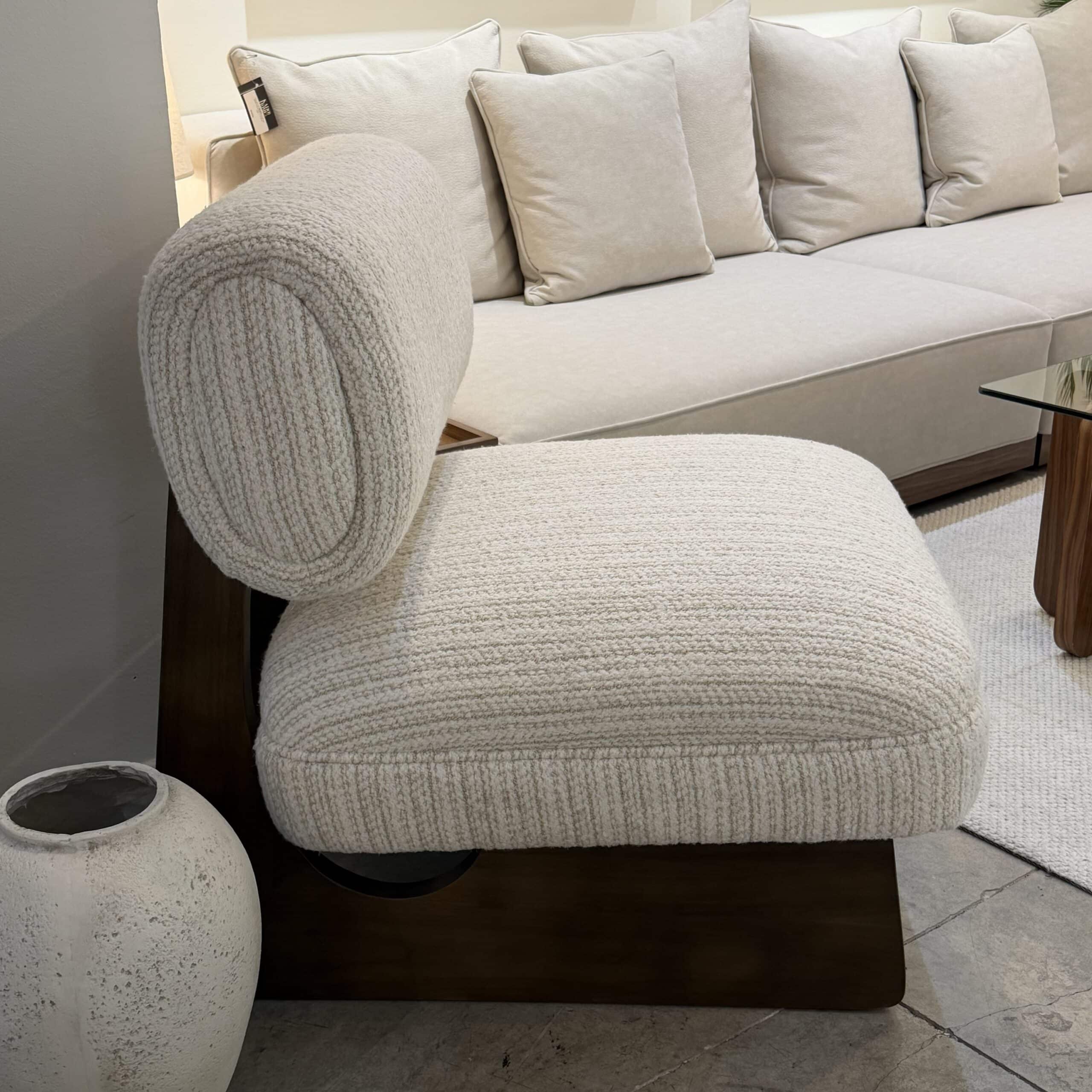 כורסא מעוצבת מרטיני ללא ידיות כבשה שמנת גוף אגוז דגם כאסו כורסא מעוצבת מרטיני ללא ידיות כבשה שמנת גוף אגוז דגם כאסו