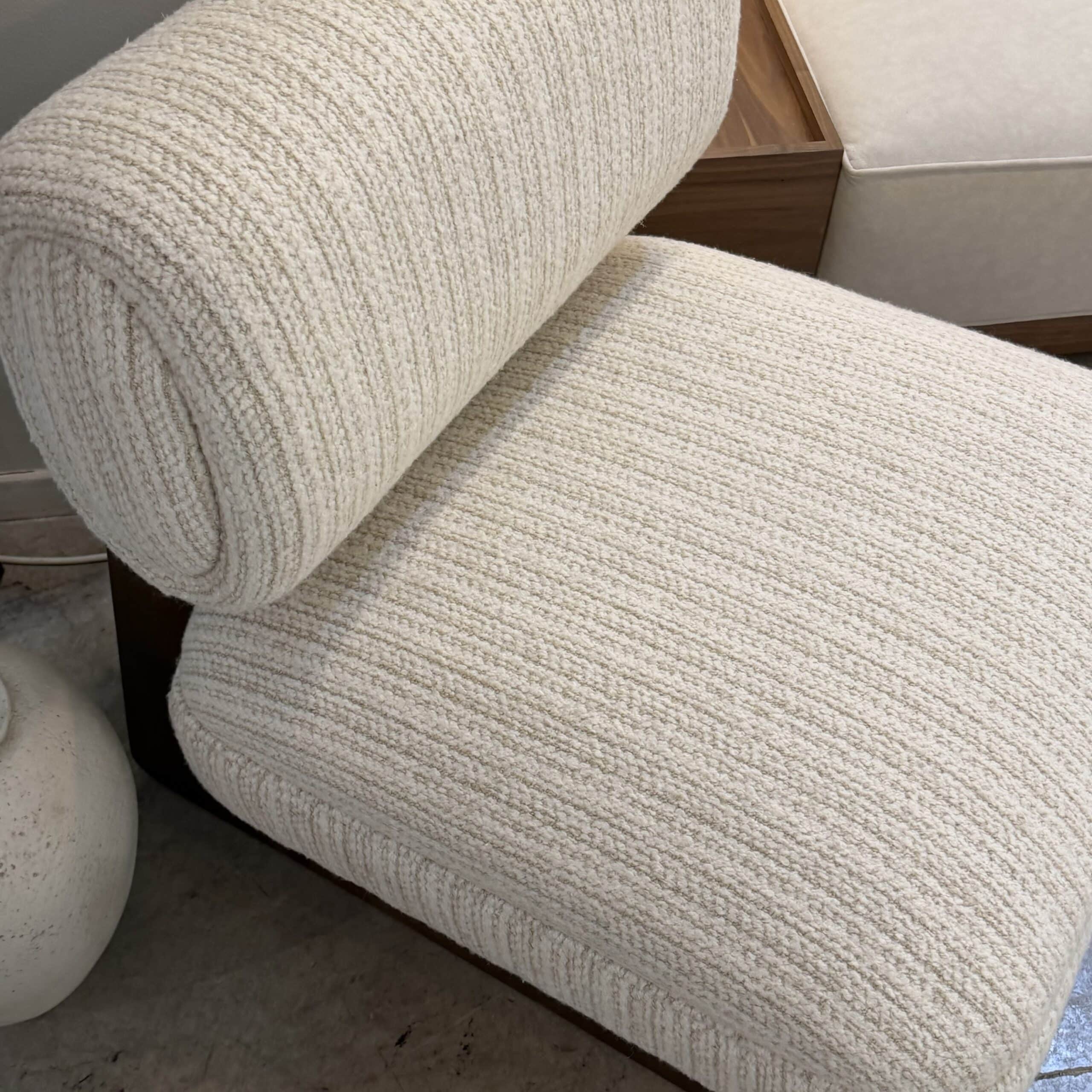 כורסא מעוצבת מרטיני ללא ידיות כבשה שמנת גוף אגוז דגם כאסו כורסא מעוצבת מרטיני ללא ידיות כבשה שמנת גוף אגוז דגם כאסו