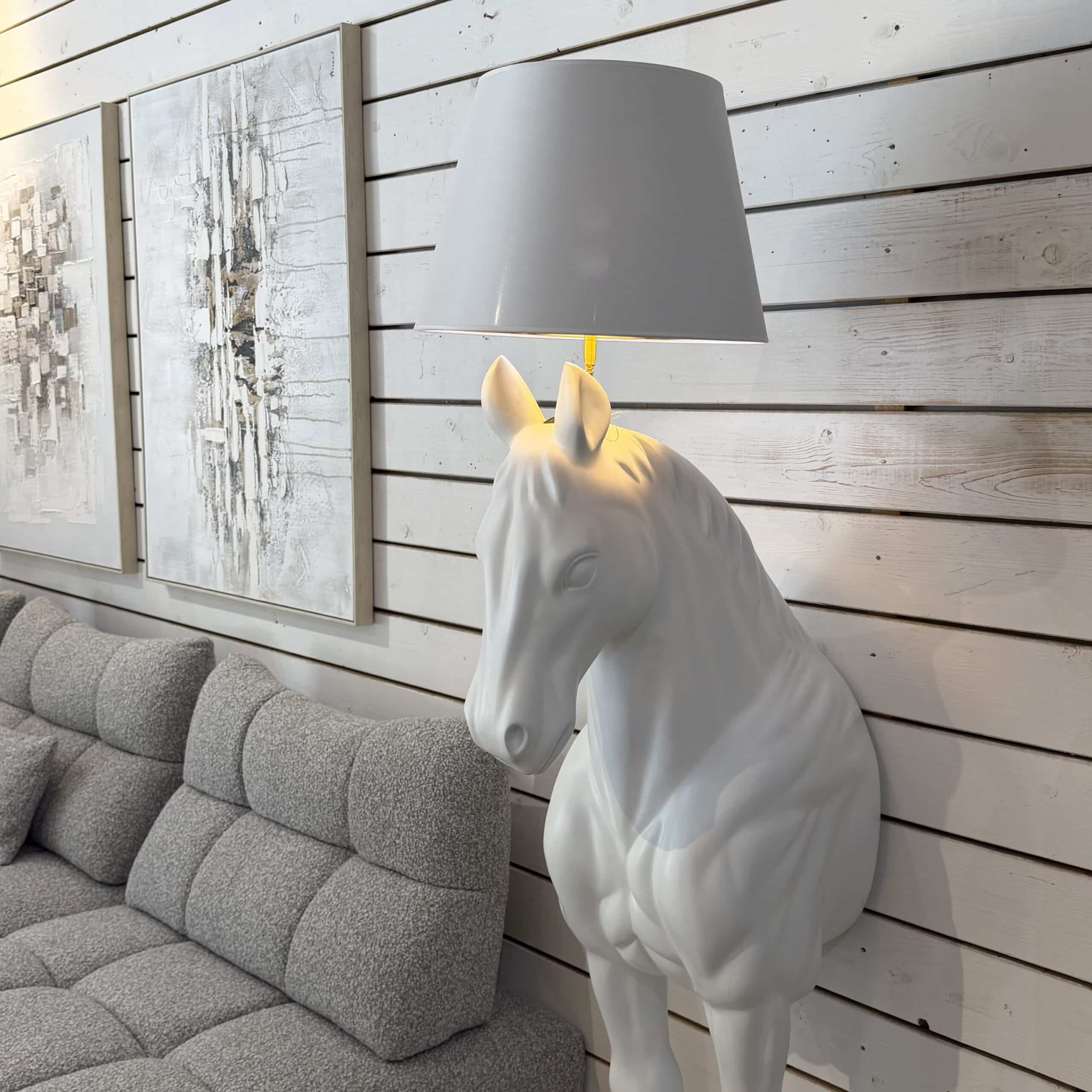מנורת רצפה יוקרתית סוס לבן דגם סופיה